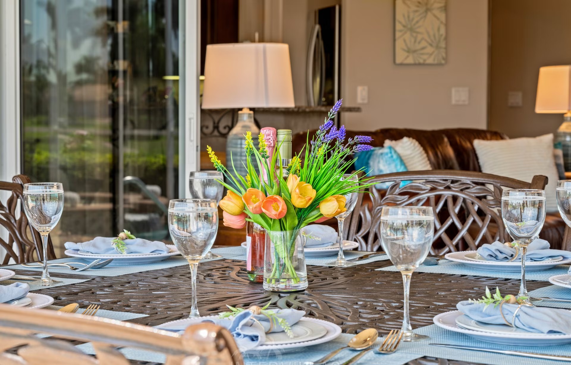 Überdachter Außenbereich mit Sitzgruppe und Blick auf den See.