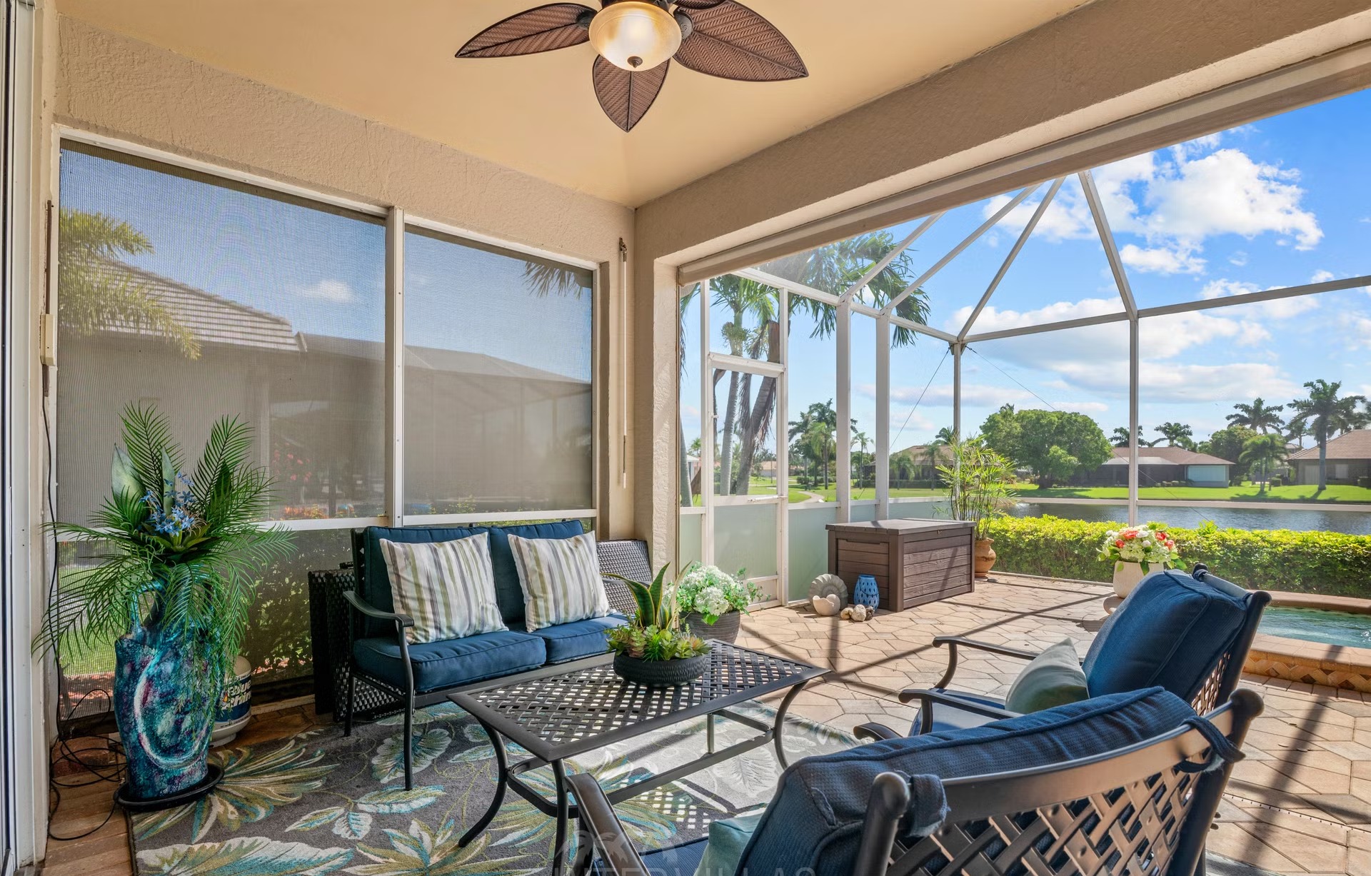 Überdachter Outdoor-Bereich mit Salzwasserpool, Spa und Seeblick.