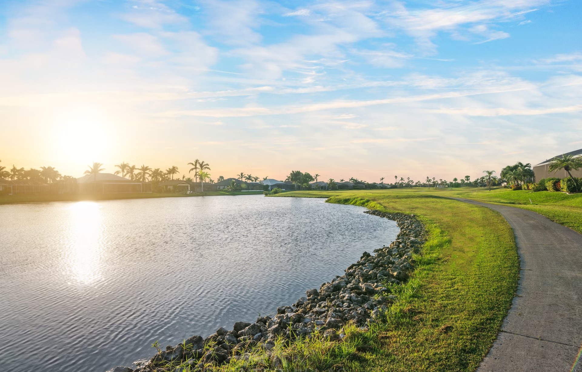 Überdachter Außenbereich mit Salzwasserpool und Spa am Seeufer.