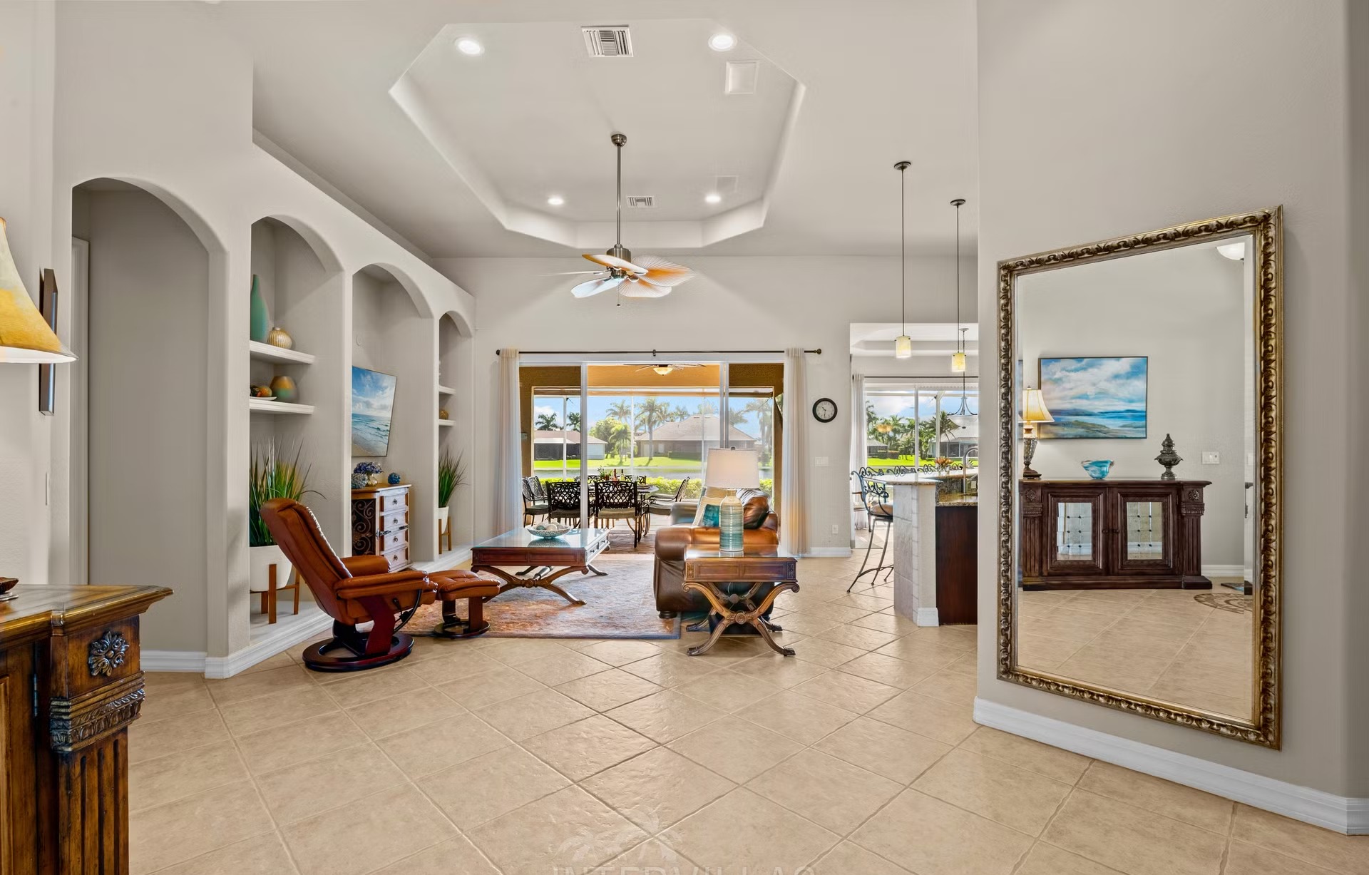 Überdachter Outdoor-Bereich mit Sitzgelegenheiten und Blick auf den See.