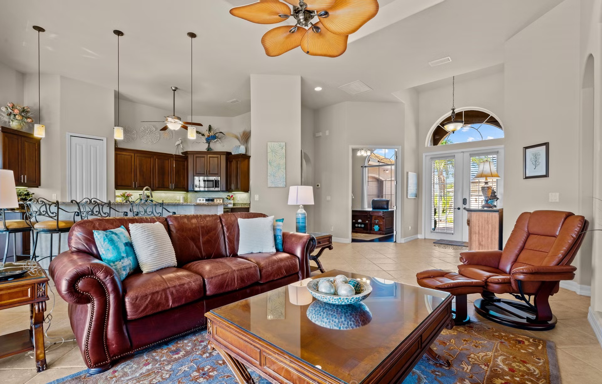 Überdachter Outdoor-Bereich mit Salzwasserpool, Spa und Seeblick.