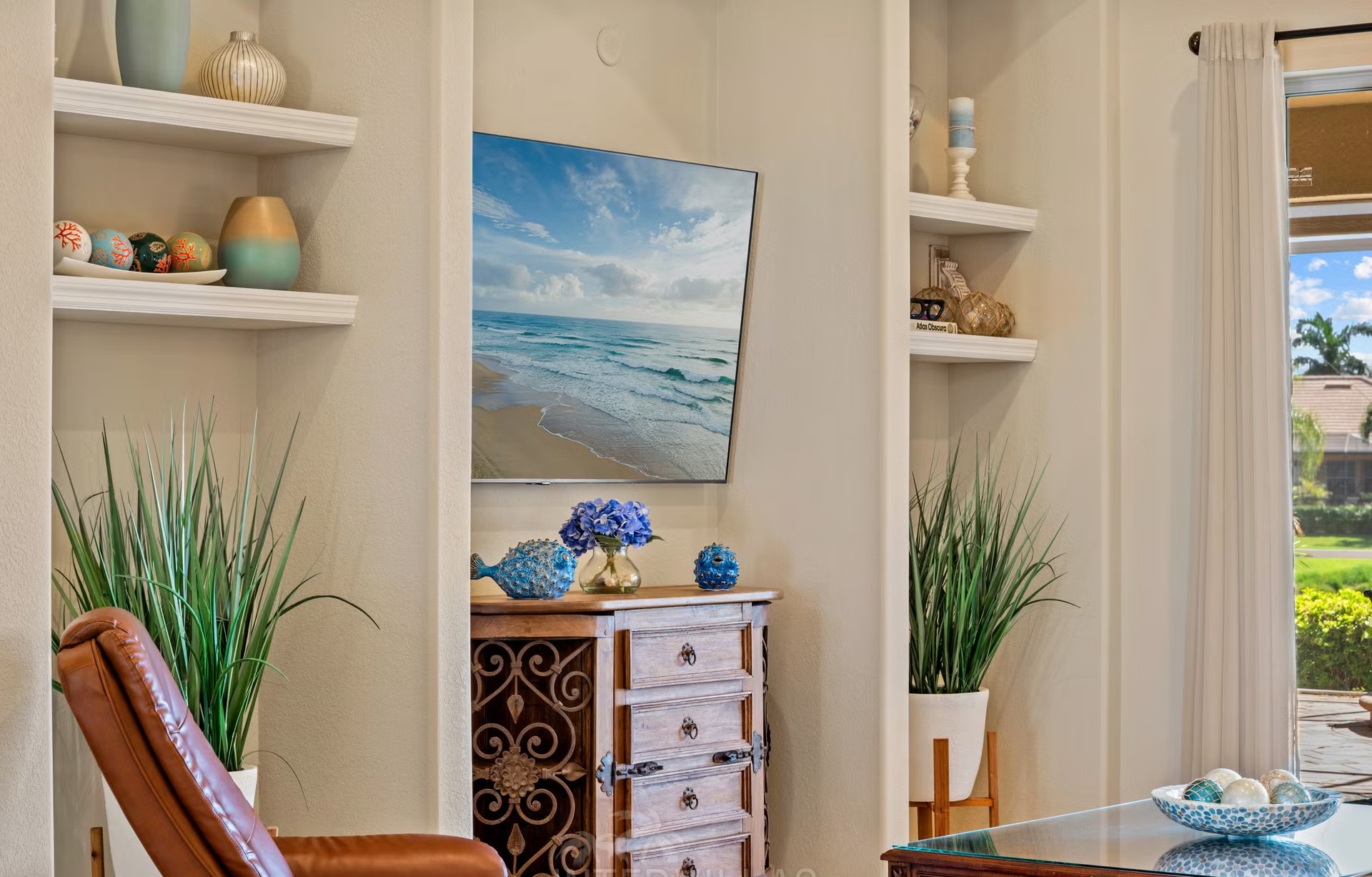 Überdachter Outdoor-Bereich mit Salzwasserpool und Spa/Jacuzzi am See.