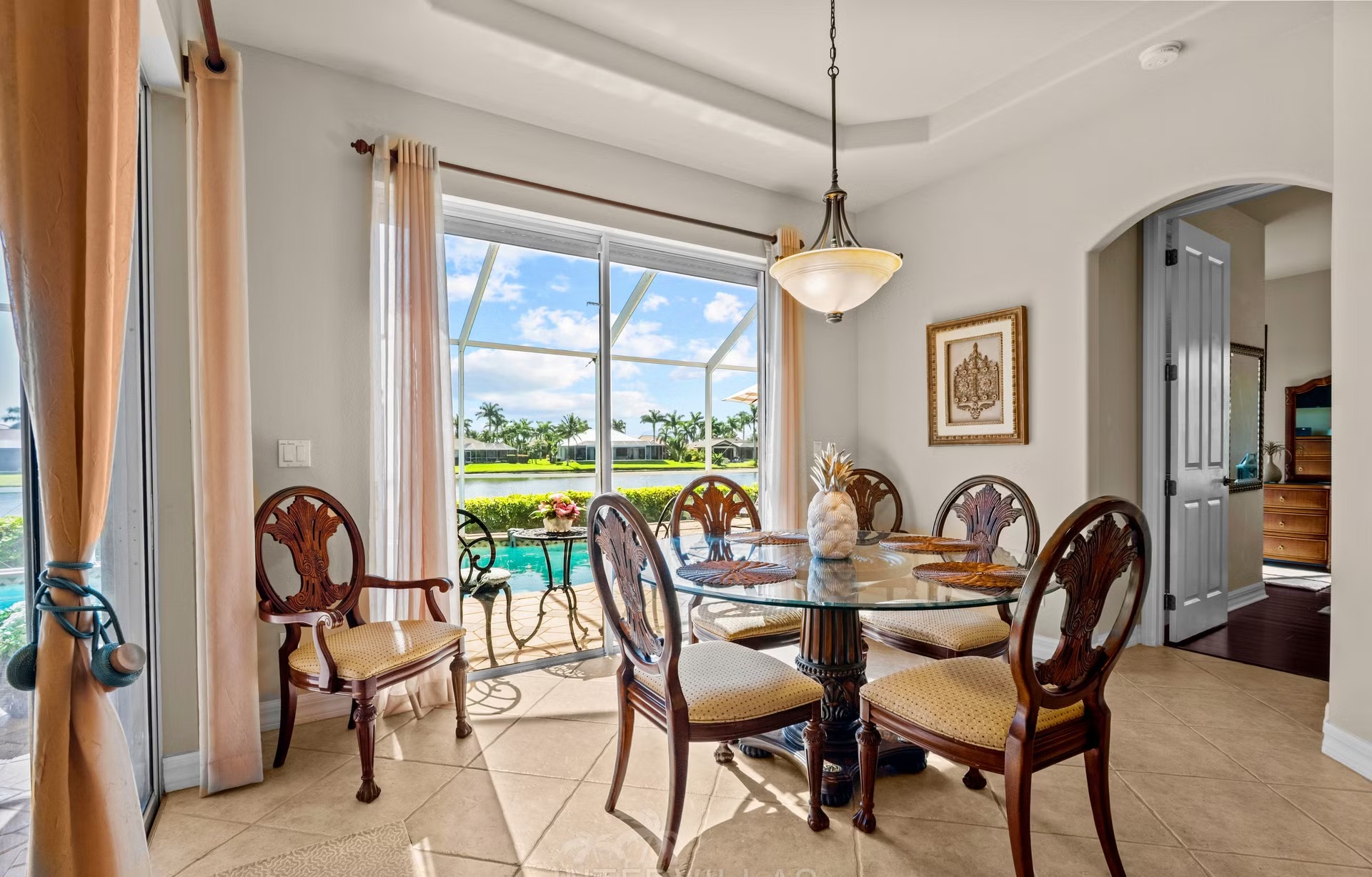 Überdachter Außenbereich mit Sitzgruppe und Blick auf den See.