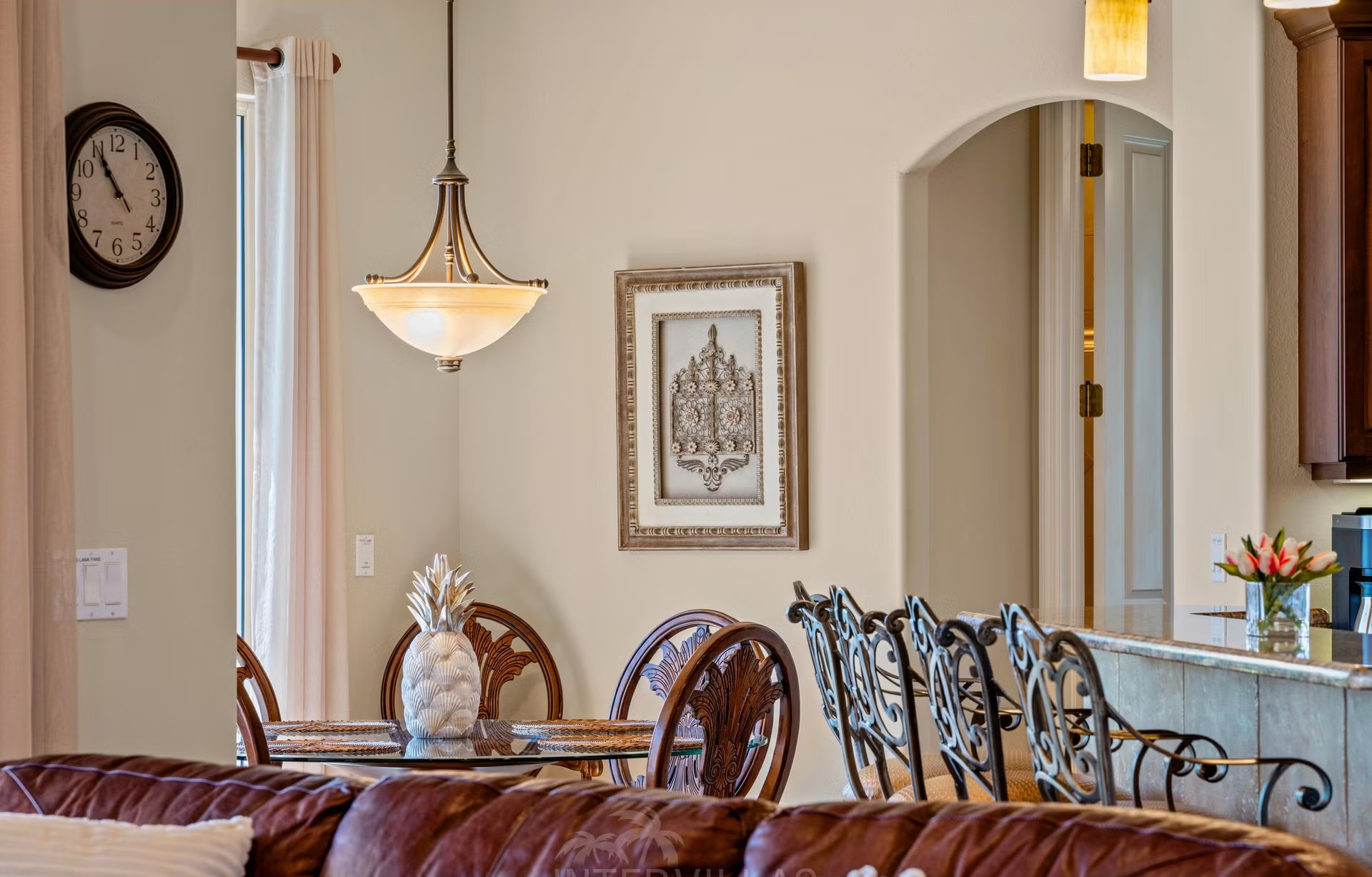 Überdachter Outdoor-Bereich mit Salzwasserpool, Spa/Jacuzzi und Seeblick.