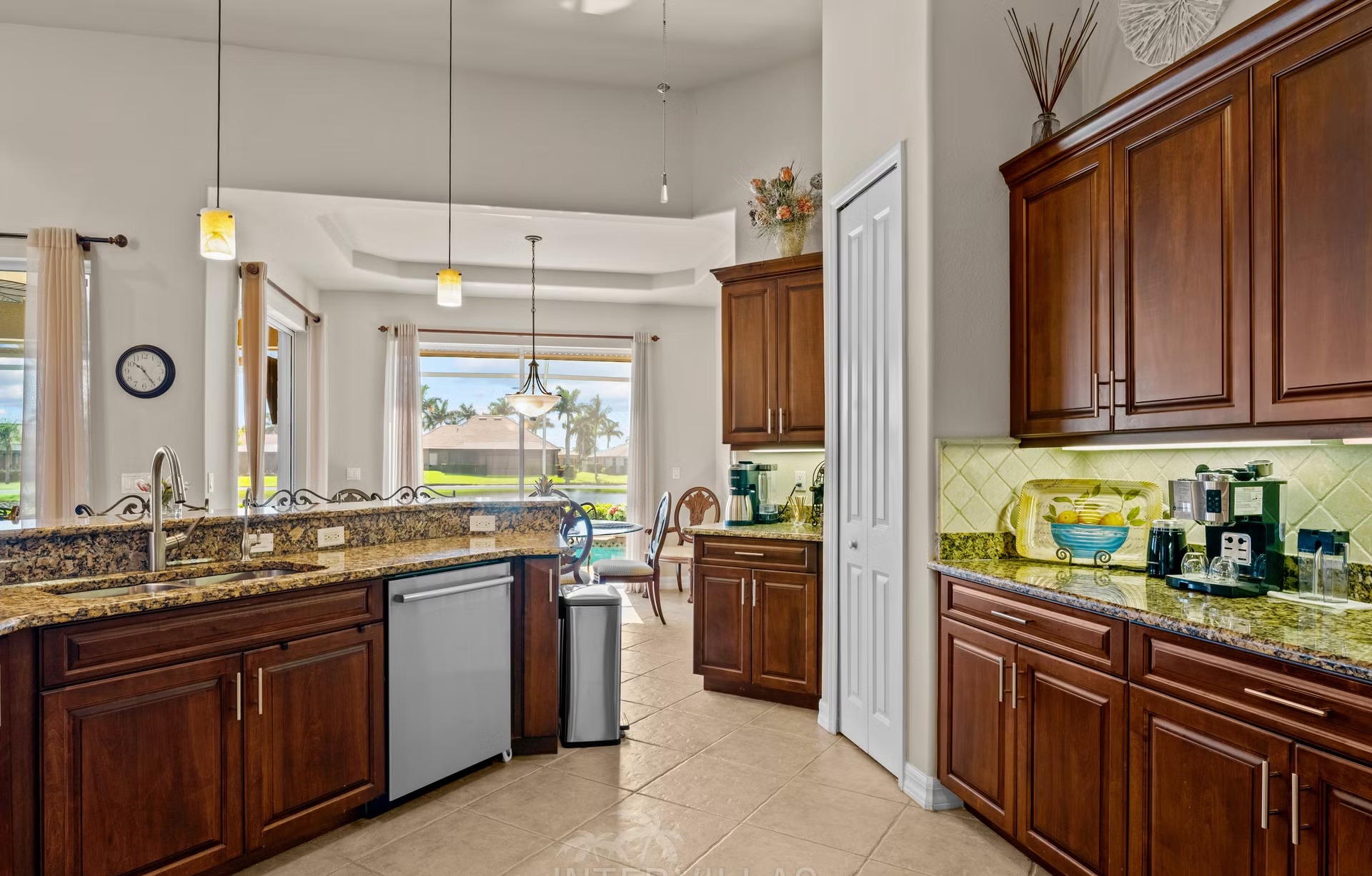 Überdachter Outdoor-Bereich mit Salzwasserpool, Spa/Jacuzzi und Seeblick.