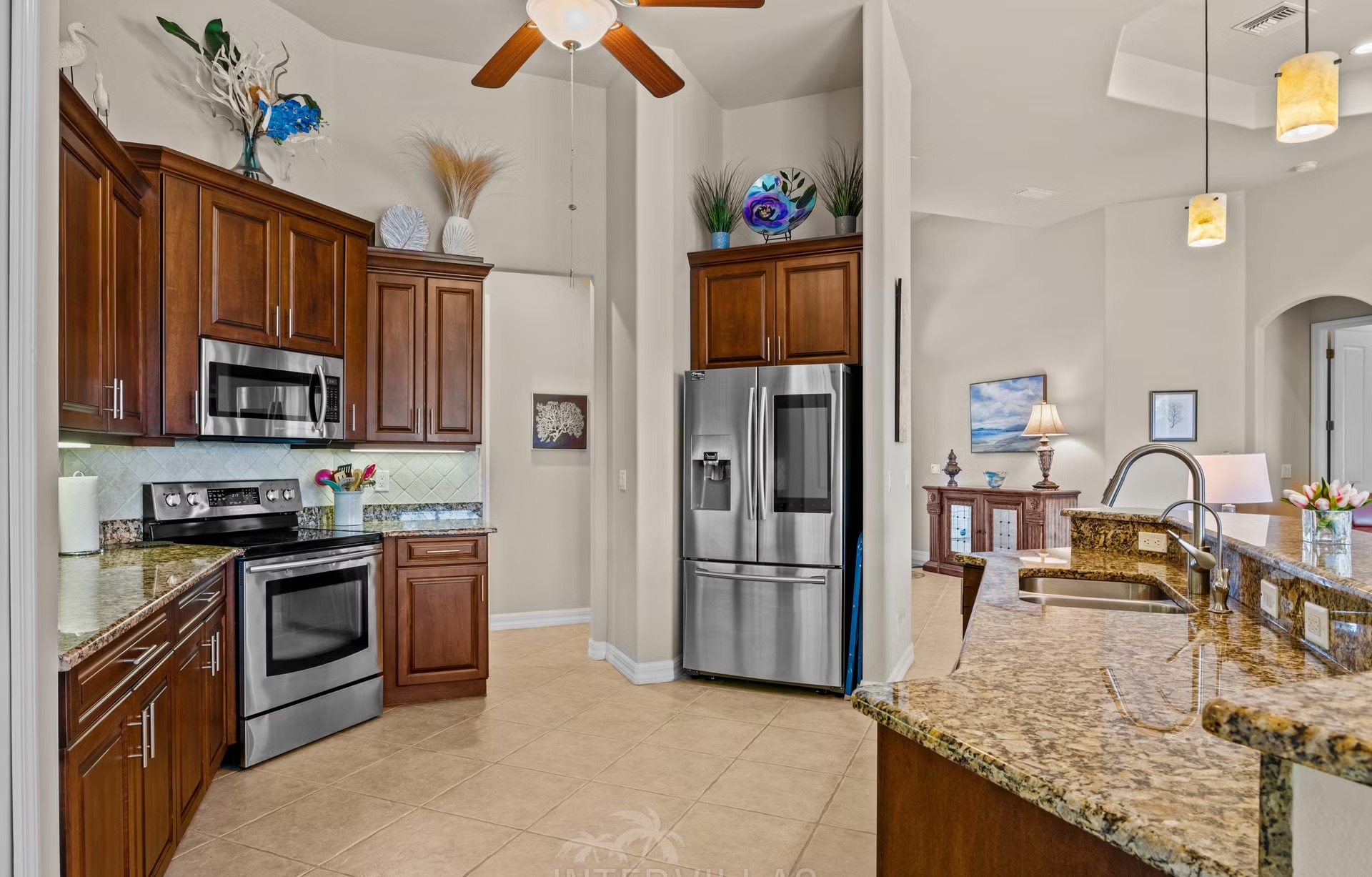 Überdachter Outdoor-Bereich mit Salzwasserpool und Blick auf den See.