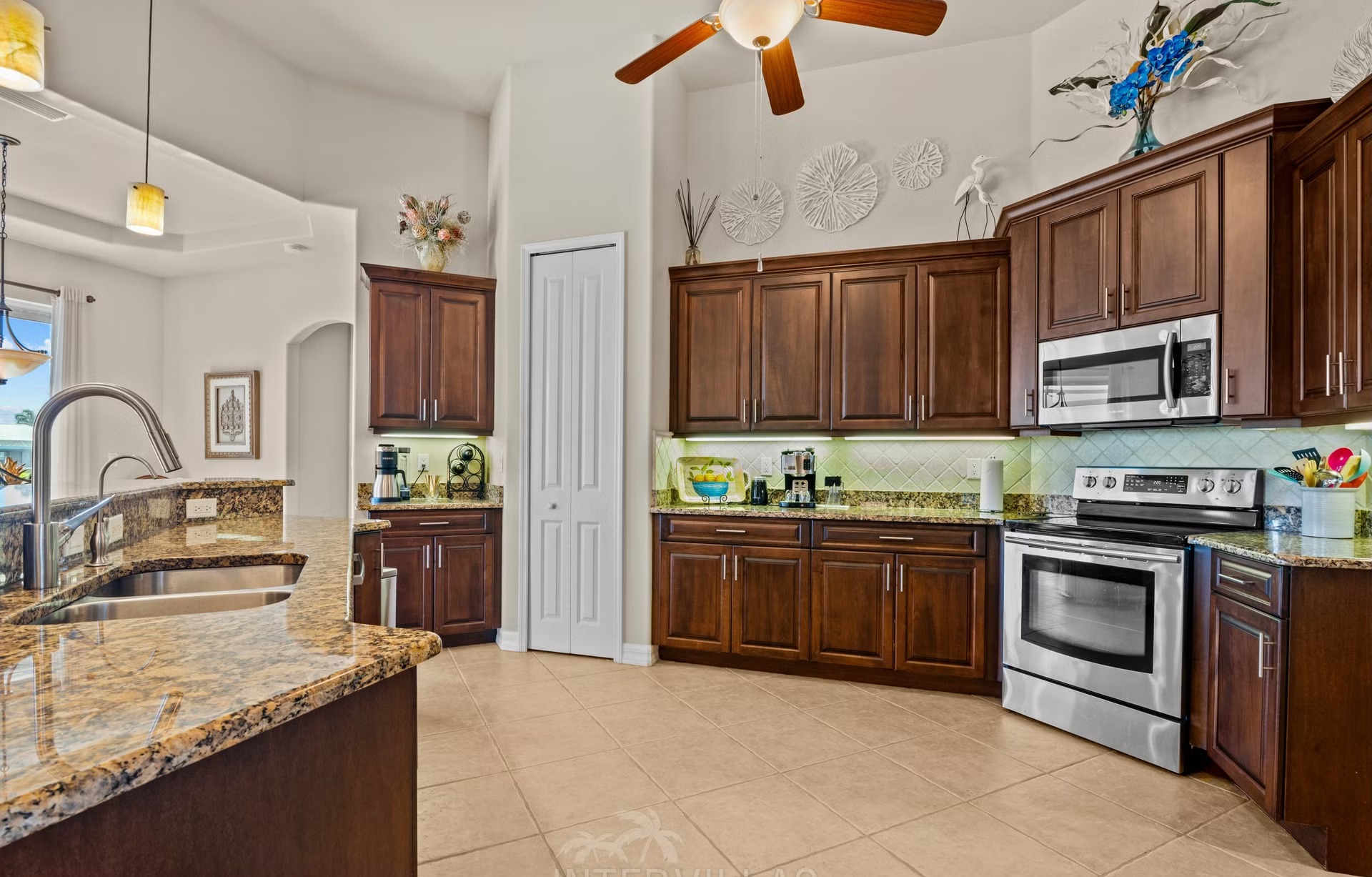 Überdachter Outdoor-Bereich mit Sitzgruppe und Blick auf den Salzwasserpool mit Spa.