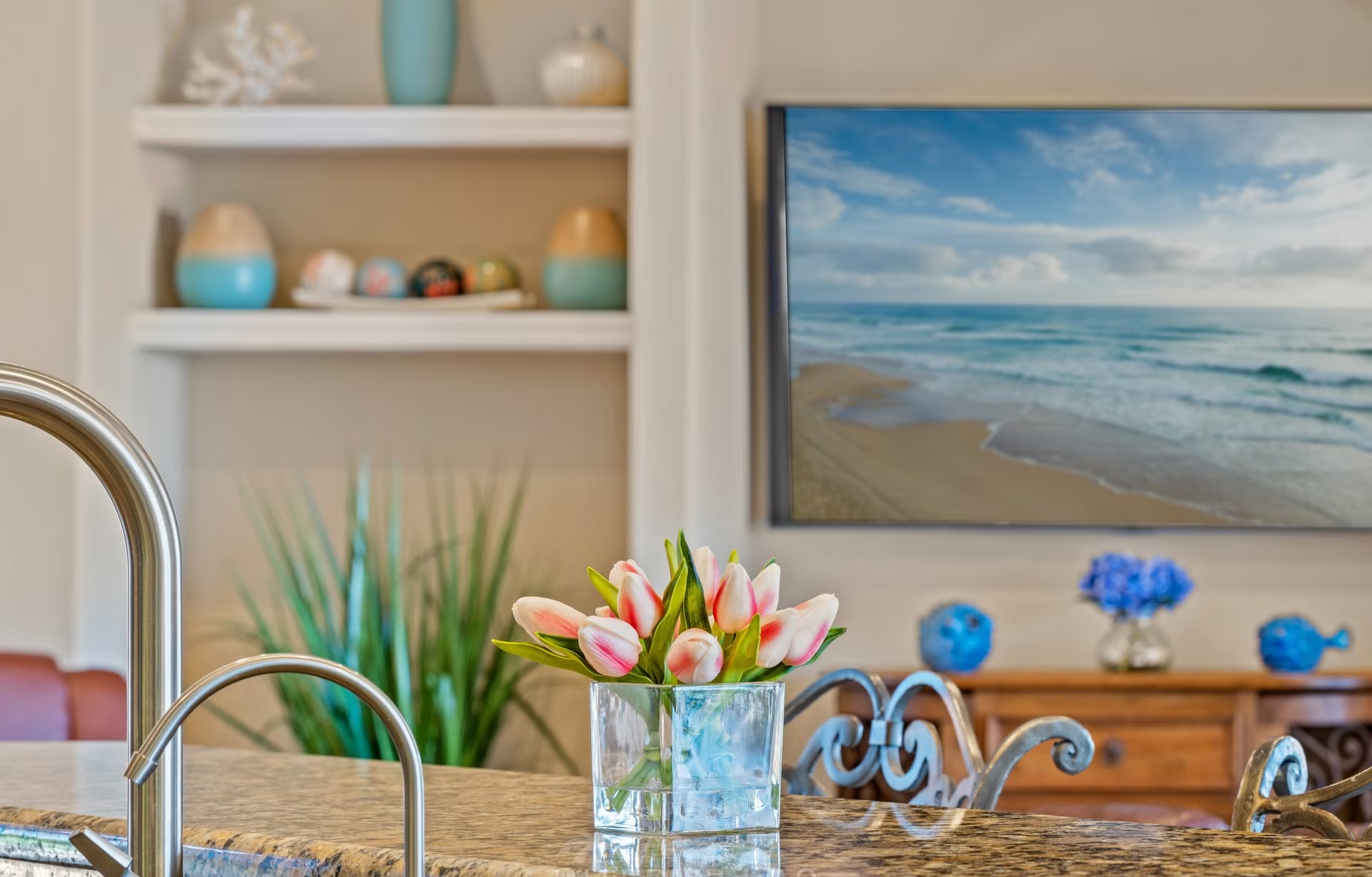Überdachter Außenbereich mit Salzwasserpool, Spa und Seeblick.