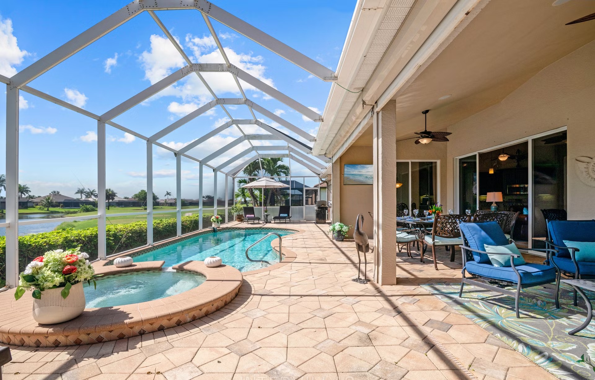 Überdachter Außenbereich mit Salzwasserpool, Spa und Seeblick.
