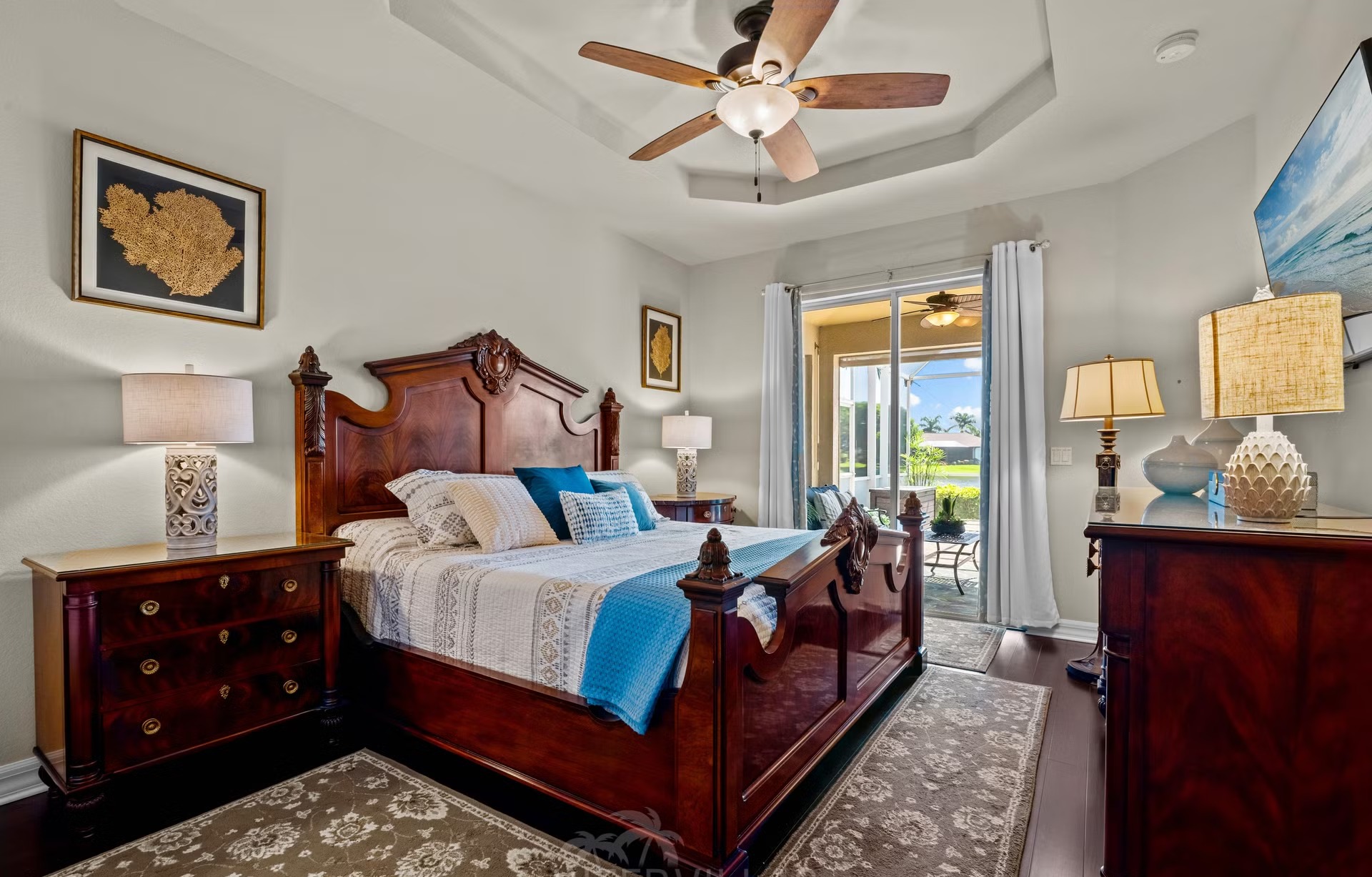 Überdachter Outdoor-Bereich mit Sitzgruppe und Blick auf den Salzwasserpool und den See.