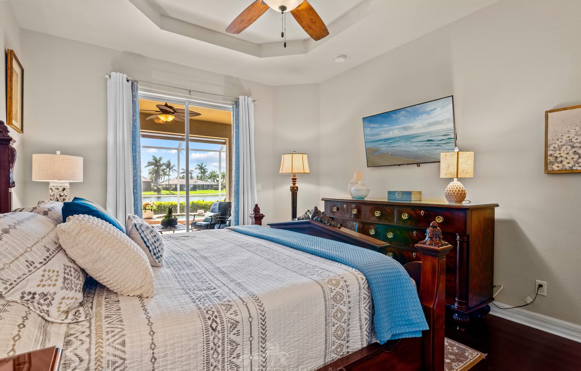 Überdachter Outdoor-Bereich mit Sitzgruppe und Blick auf den See.