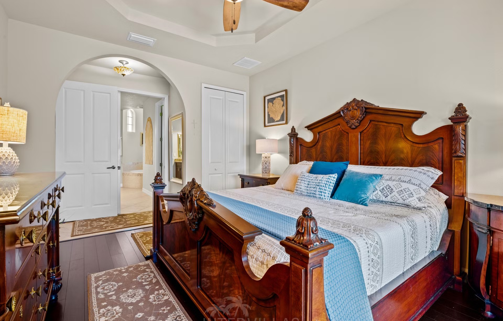 Überdachter Outdoor-Bereich mit Salzwasserpool, Spa/Jacuzzi und Seeblick.