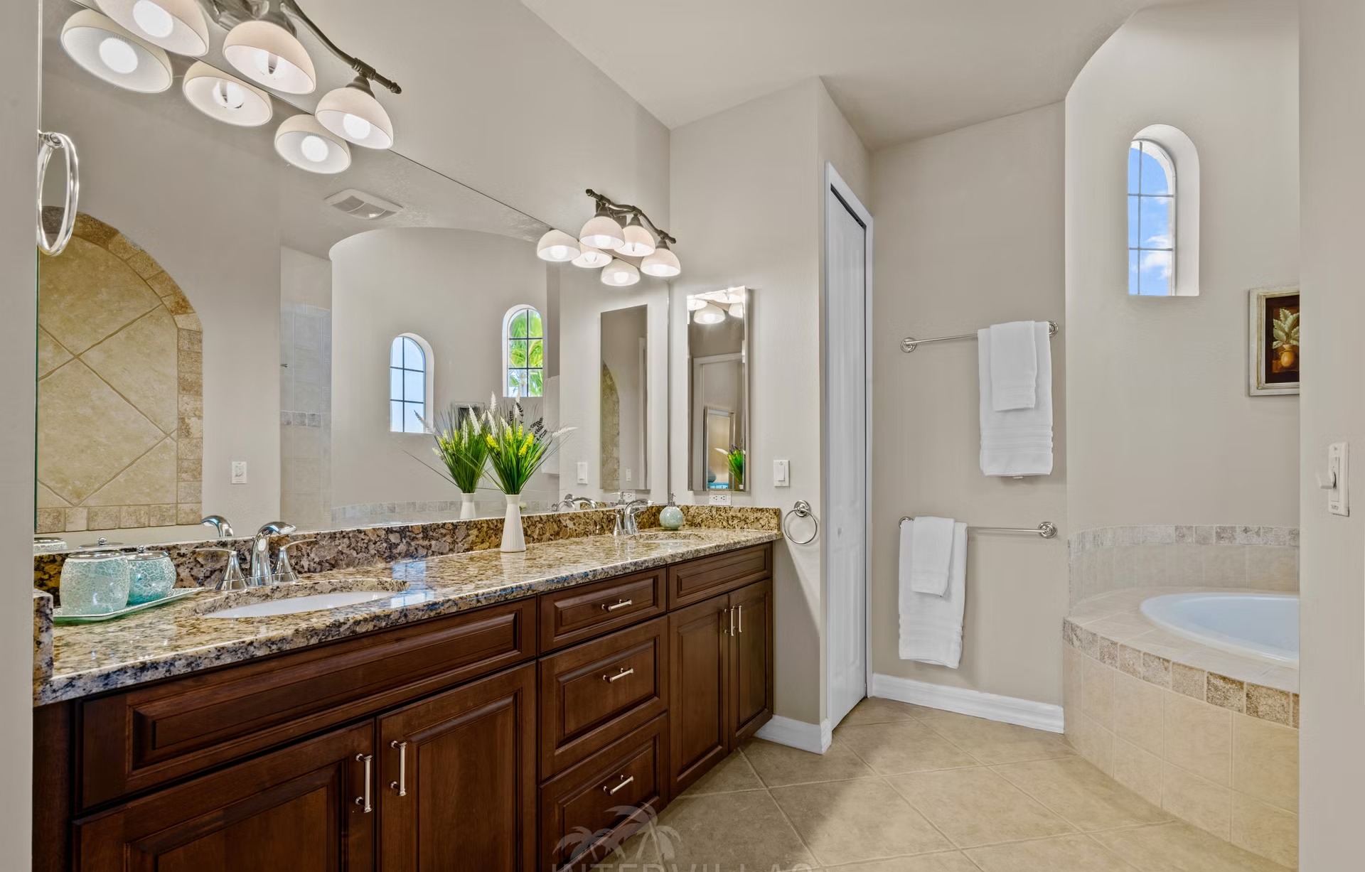 Überdachter Poolbereich mit Salzwasserpool, Spa und Seeblick.