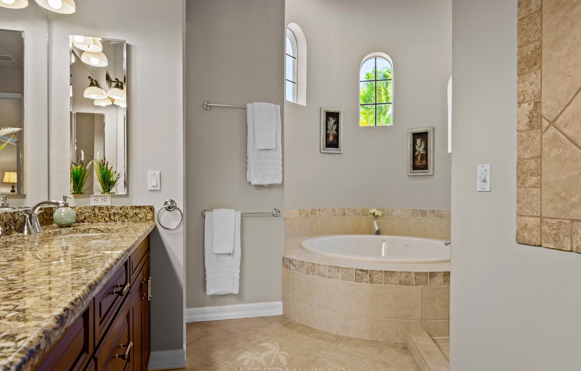 Überdachter Outdoor-Bereich mit Sitzgruppe und Blick auf den See.