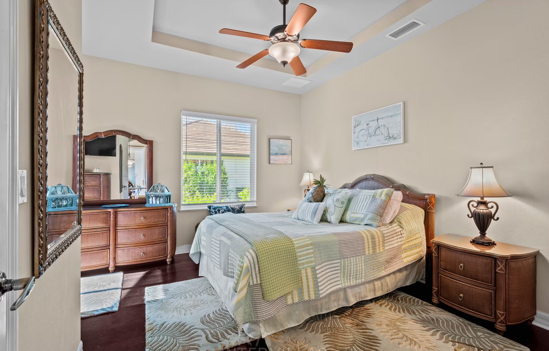 Überdachter Poolbereich mit Salzwasserpool, Spa/Jacuzzi und Seeblick.