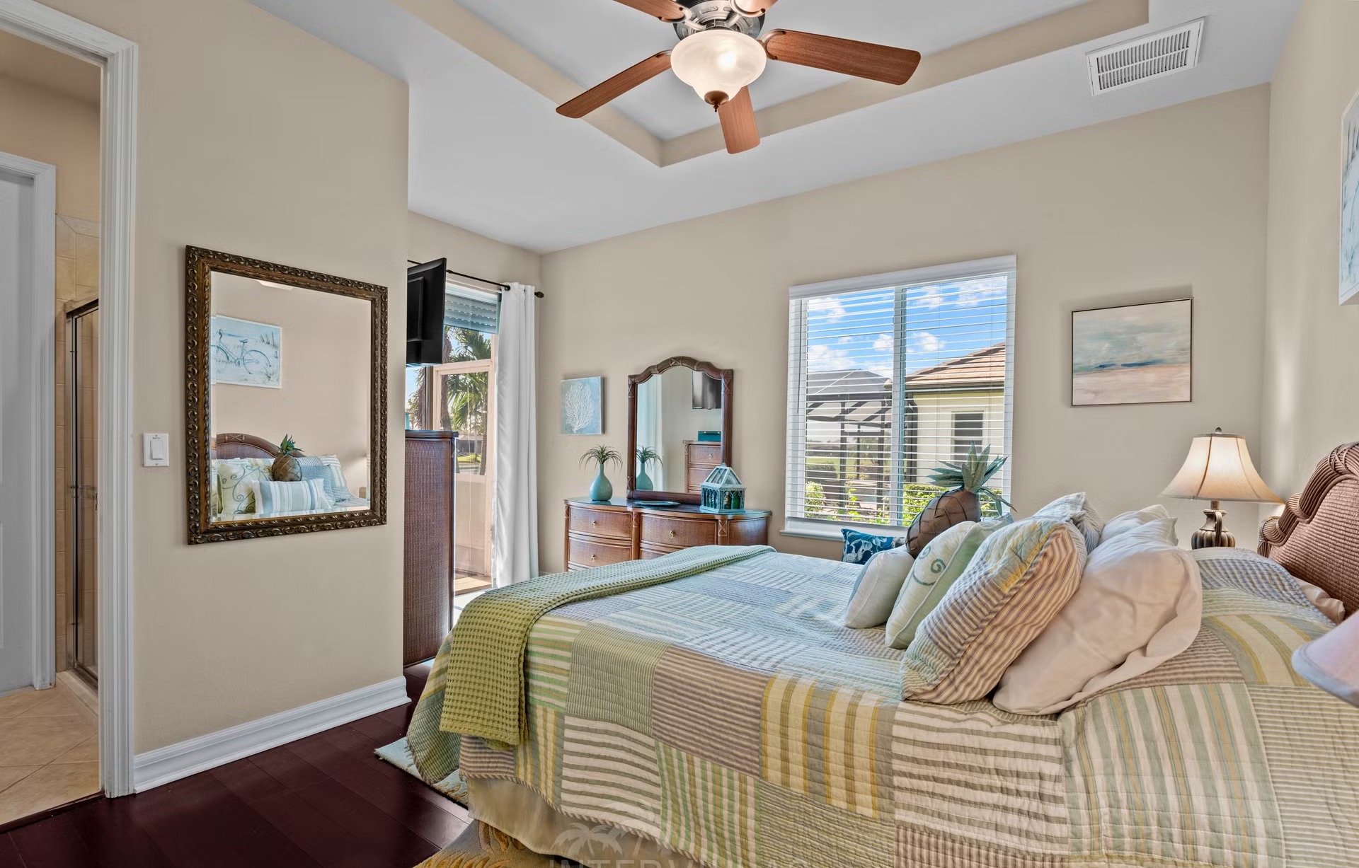 Überdachter Outdoor-Bereich mit Salzwasserpool, Spa/Jacuzzi und Seeblick.