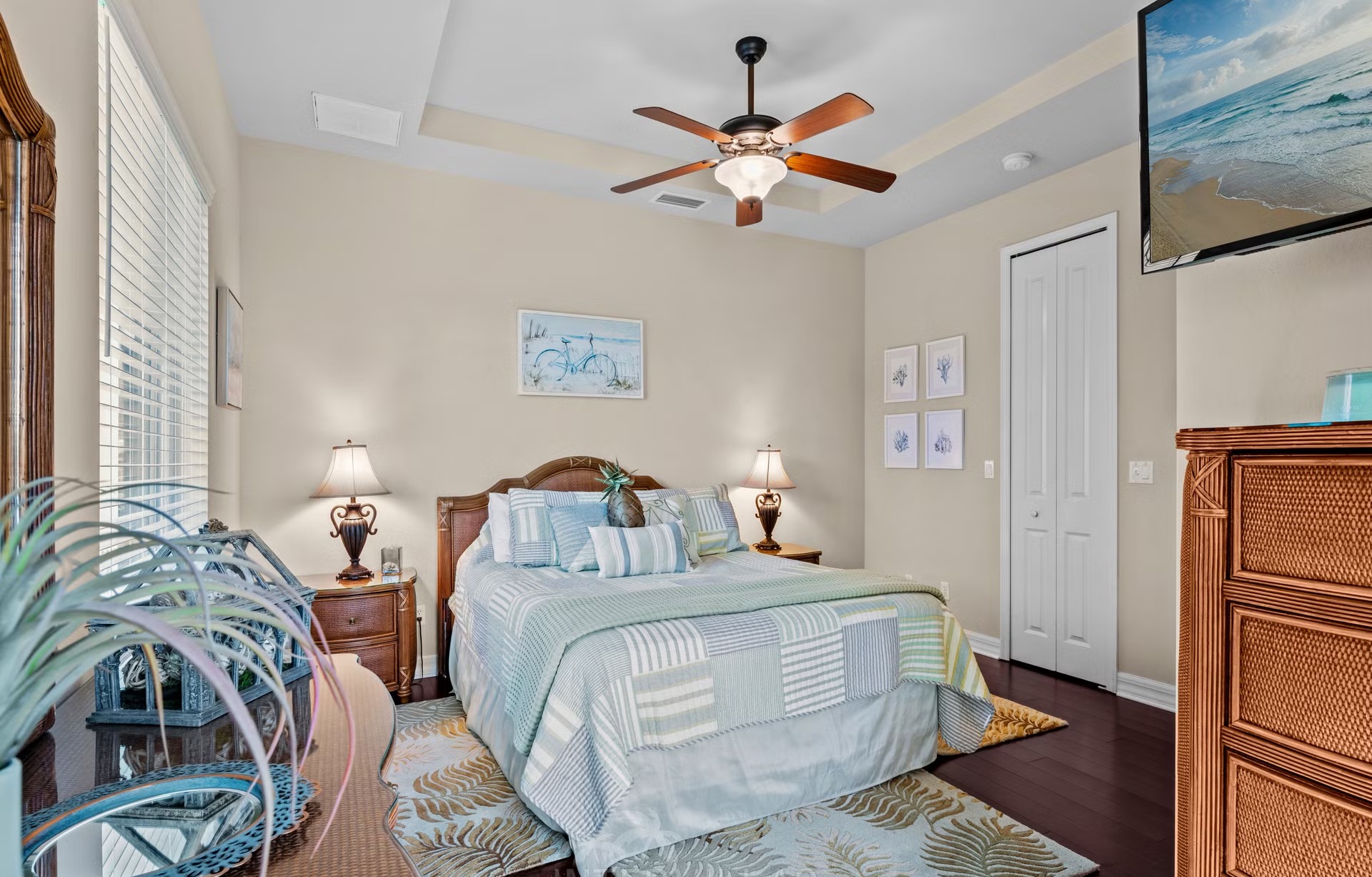 Überdachter Outdoor-Bereich mit Salzwasserpool, Spa und Seeblick.