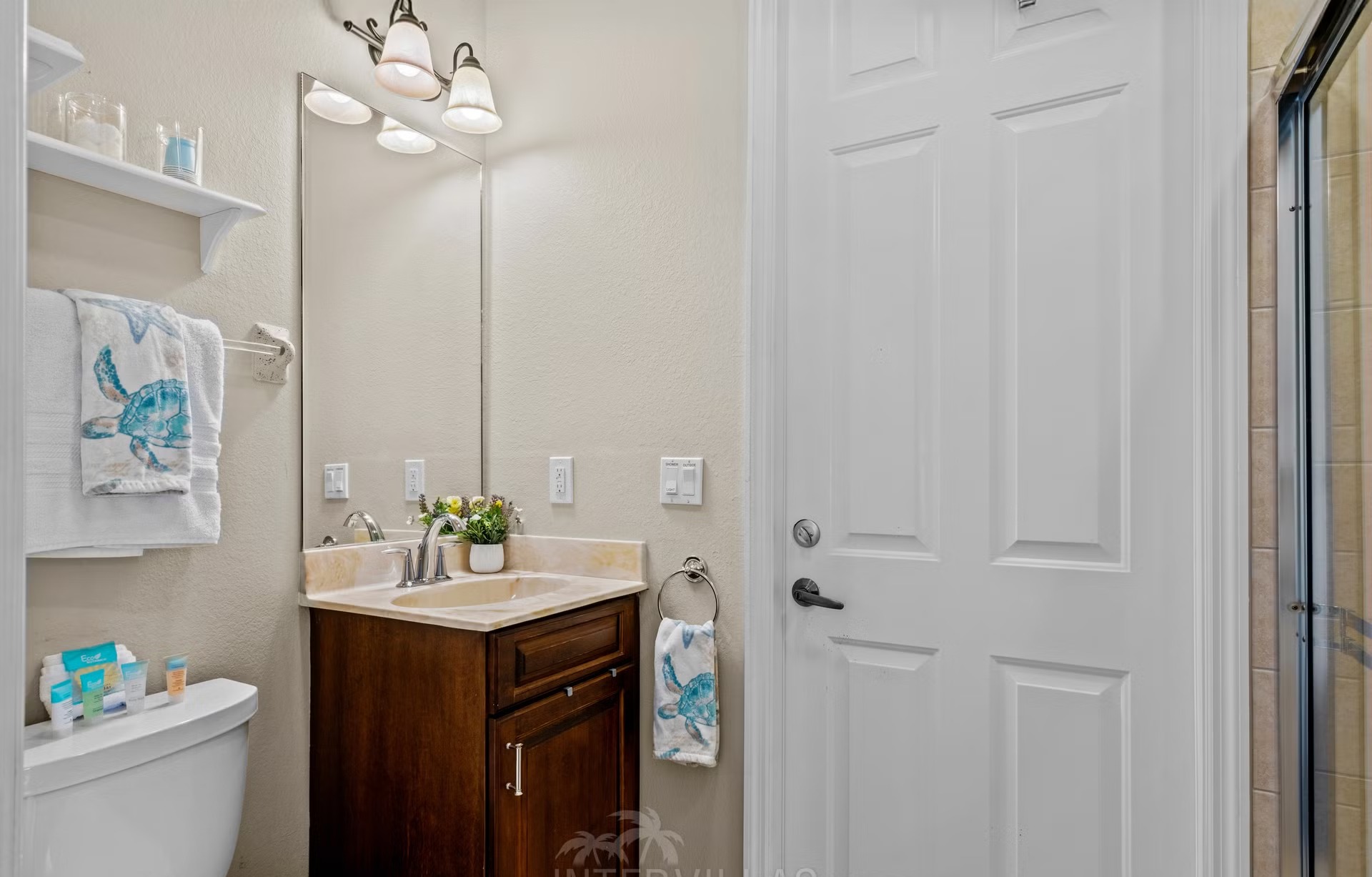 Überdachter Outdoor-Bereich mit Salzwasserpool, Spa und Seeblick.