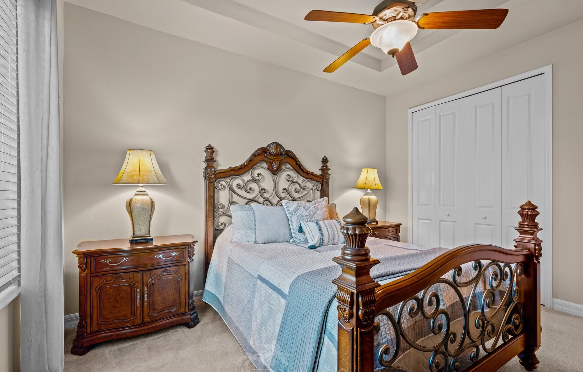 Überdachter Outdoor-Bereich mit Sitzgruppe und Blick auf den See