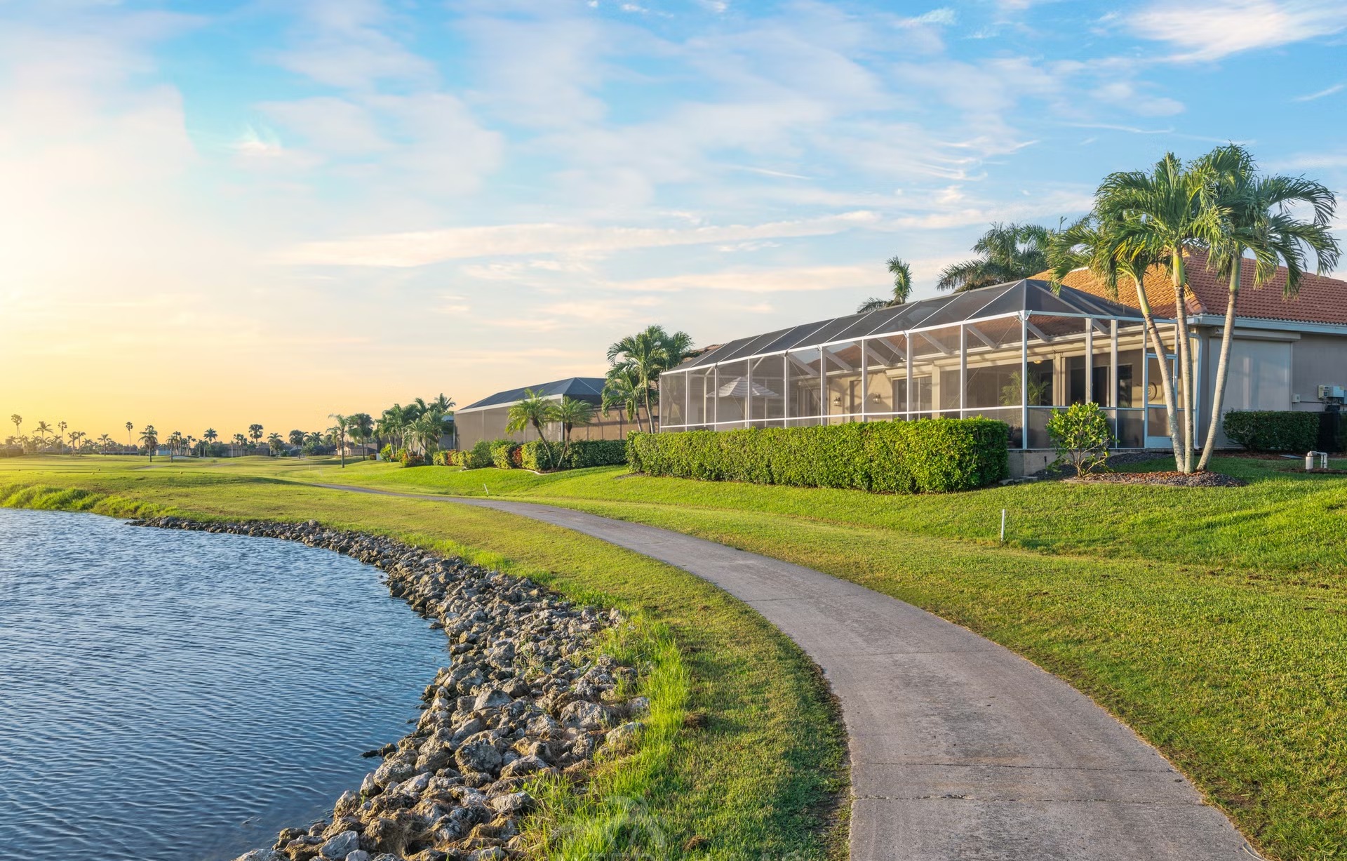 Überdachter Poolbereich mit Salzwasserpool, Spa/Jacuzzi und Seeblick.