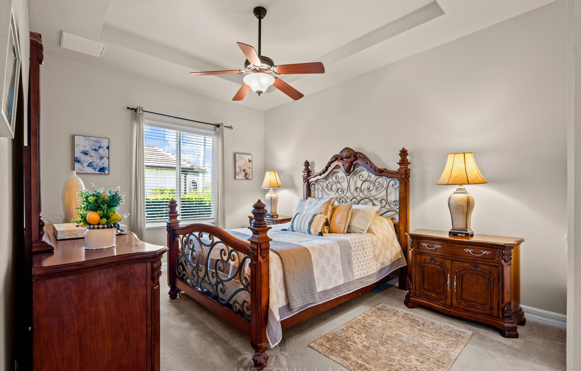 Überdachter Outdoor-Bereich mit Sitzgruppe und Blick auf den Salzwasserpool und den See.