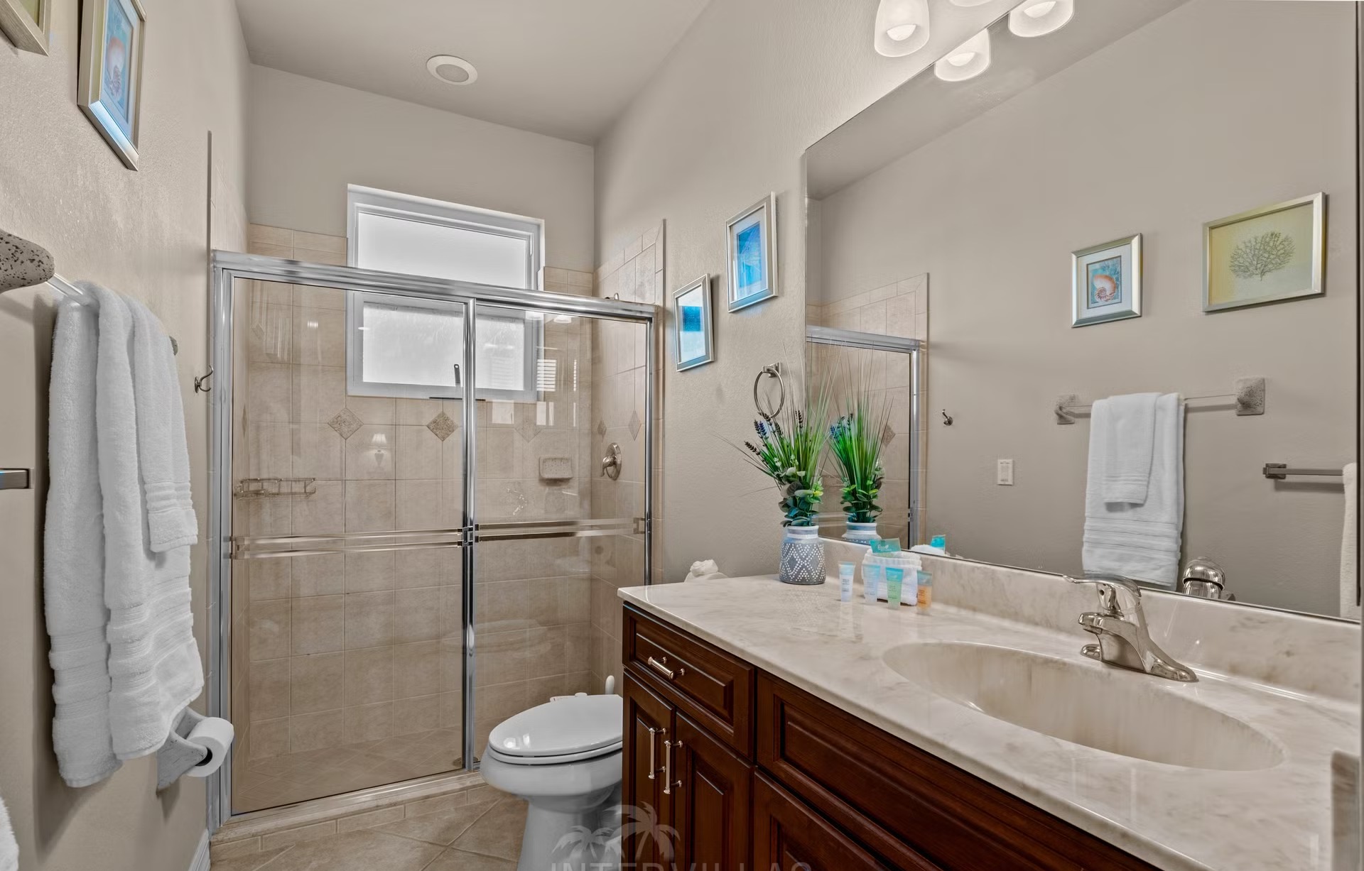 Überdachter Outdoor-Bereich mit Salzwasserpool, Spa/Jacuzzi und Seeblick.