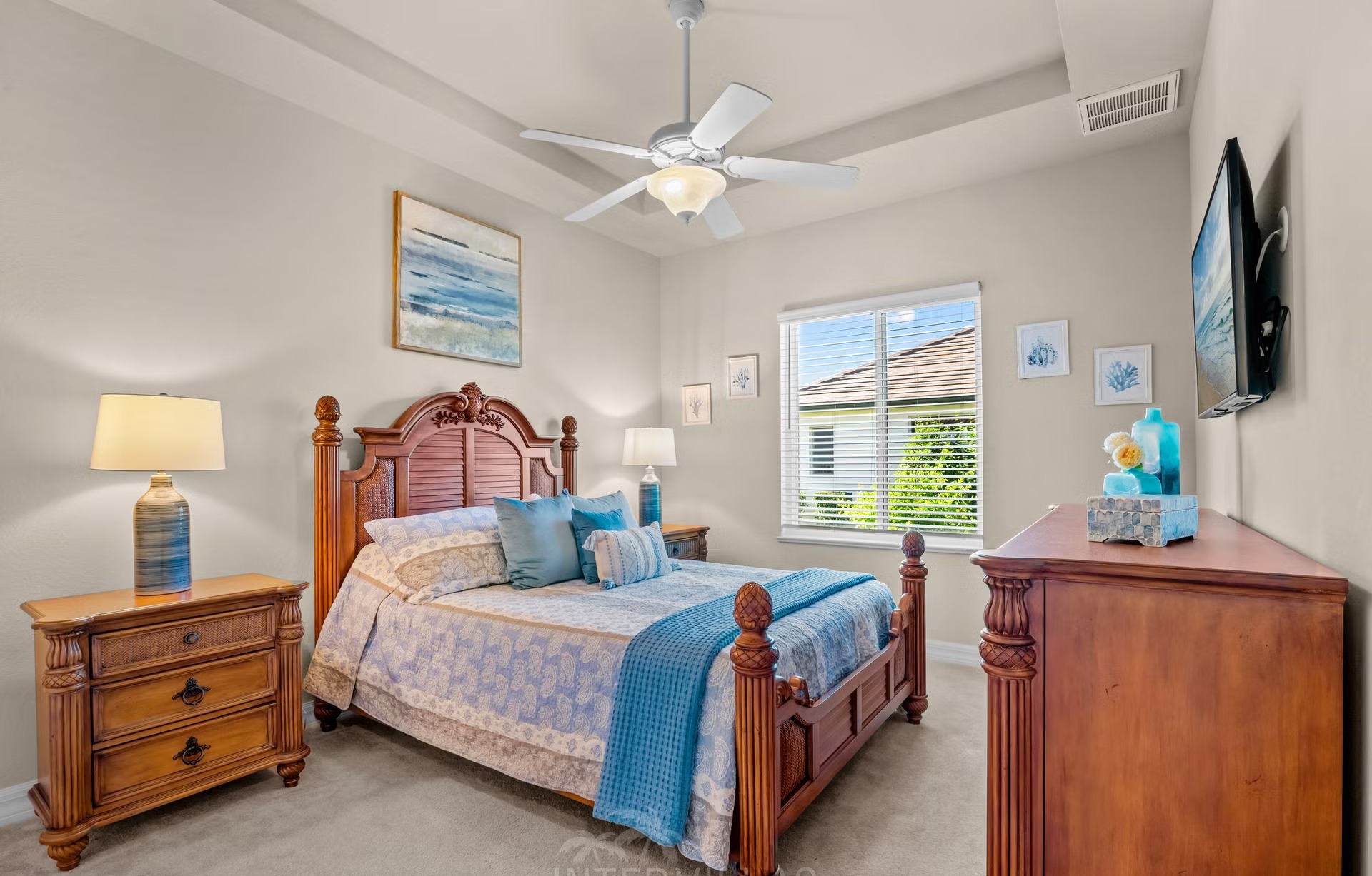 Überdachter Poolbereich mit Salzwasserpool, Spa und Seeblick