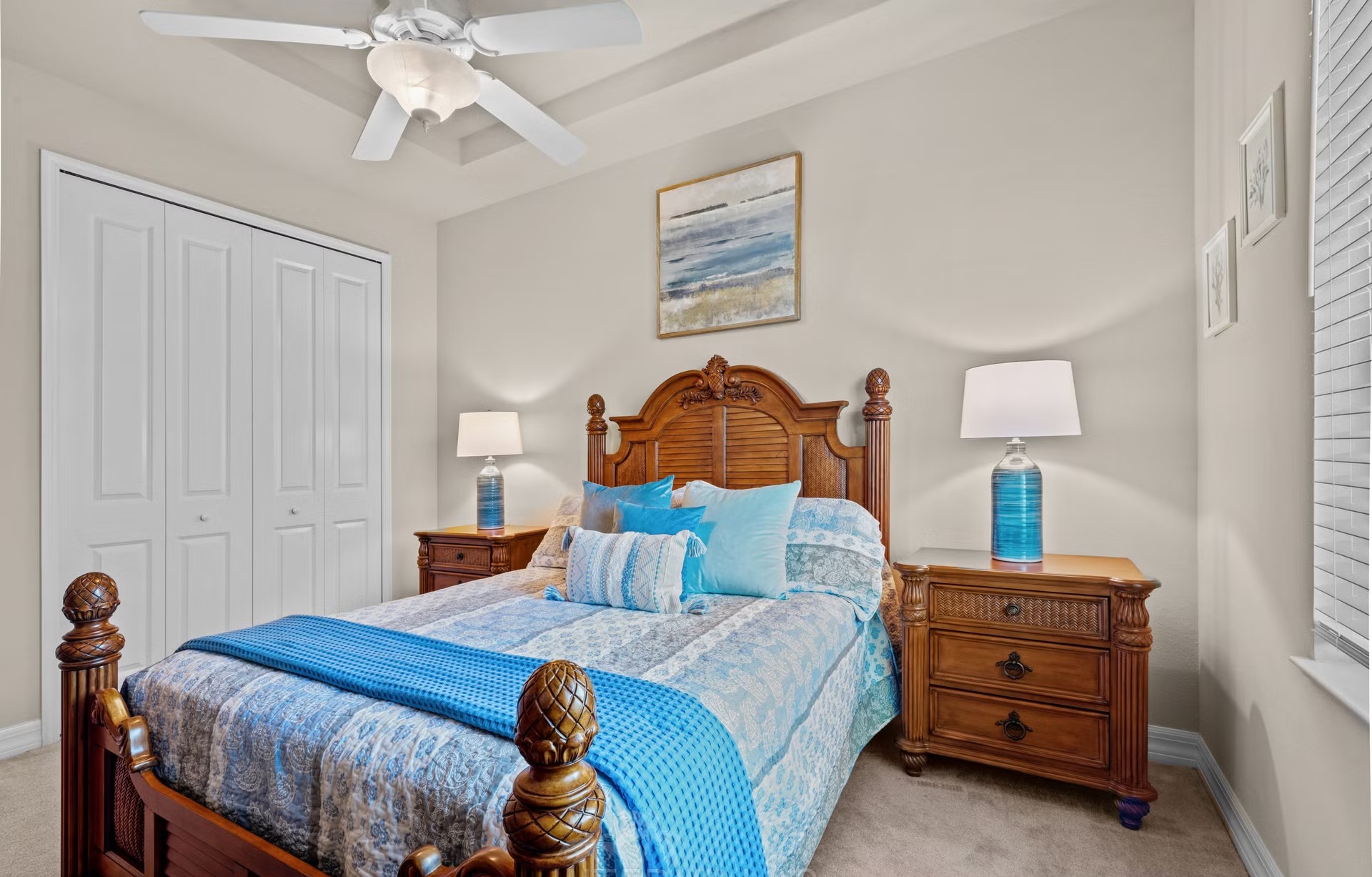 Überdachter Poolbereich mit Salzwasserpool, Spa/Jacuzzi und Seeblick.