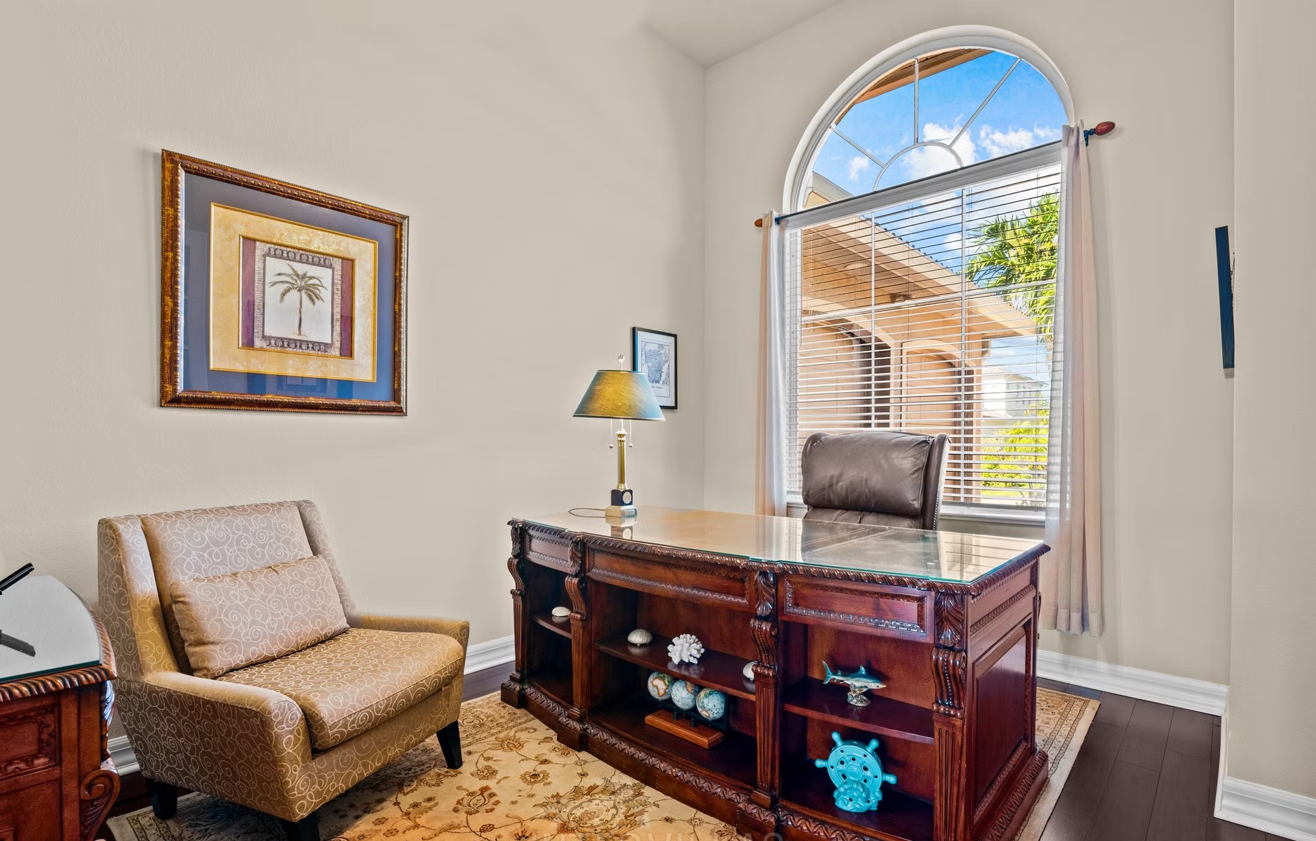 Überdachter Outdoor-Bereich mit Salzwasserpool und Spa/Jacuzzi mit Seeblick.