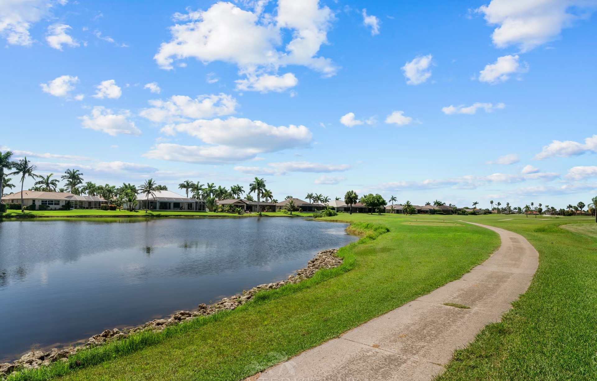 Überdachter Outdoor-Bereich mit Salzwasserpool, Spa und Seeblick.
