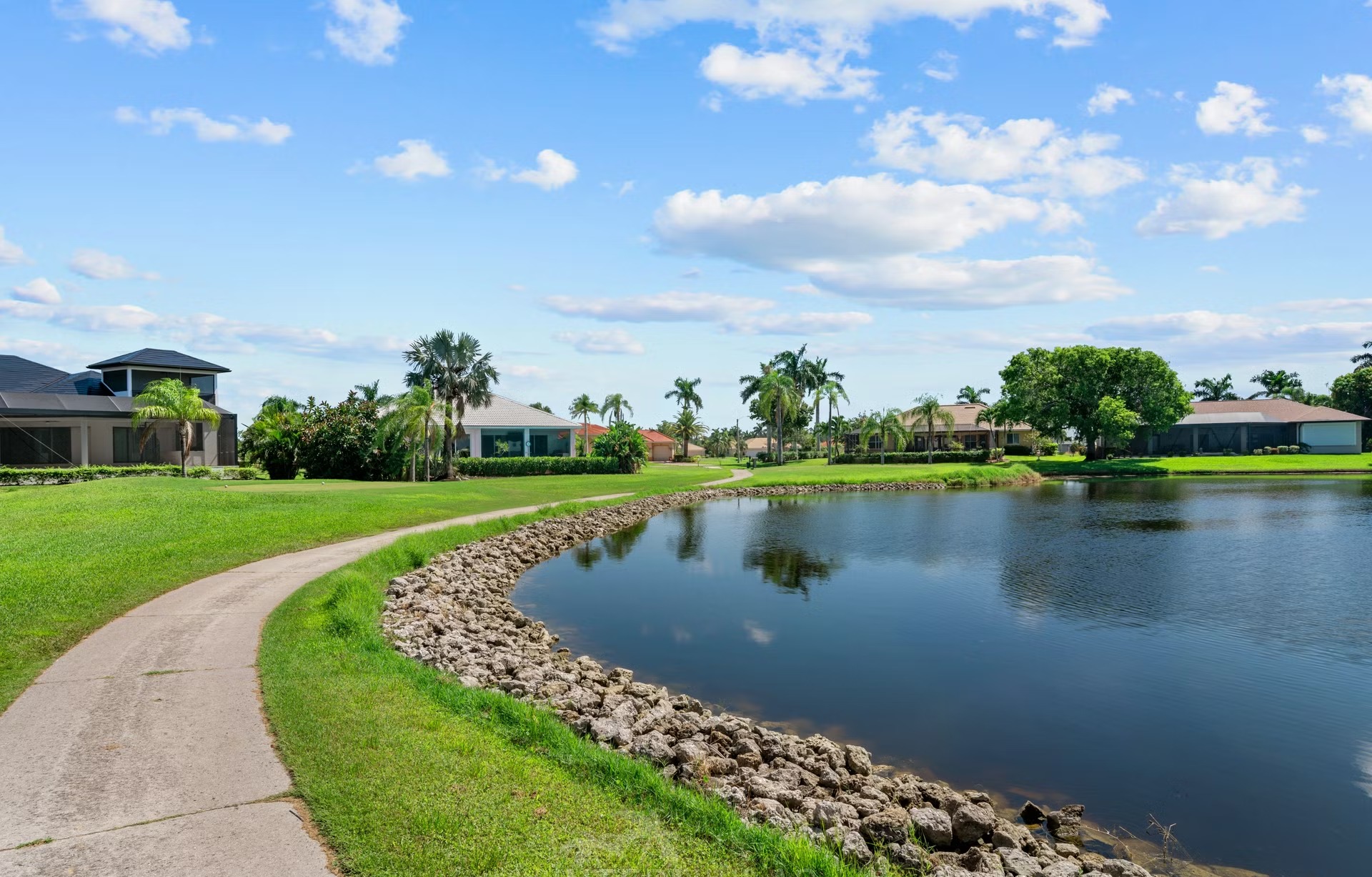 Überdachter Poolbereich mit Salzwasserpool, Spa/Jacuzzi und Seeblick
