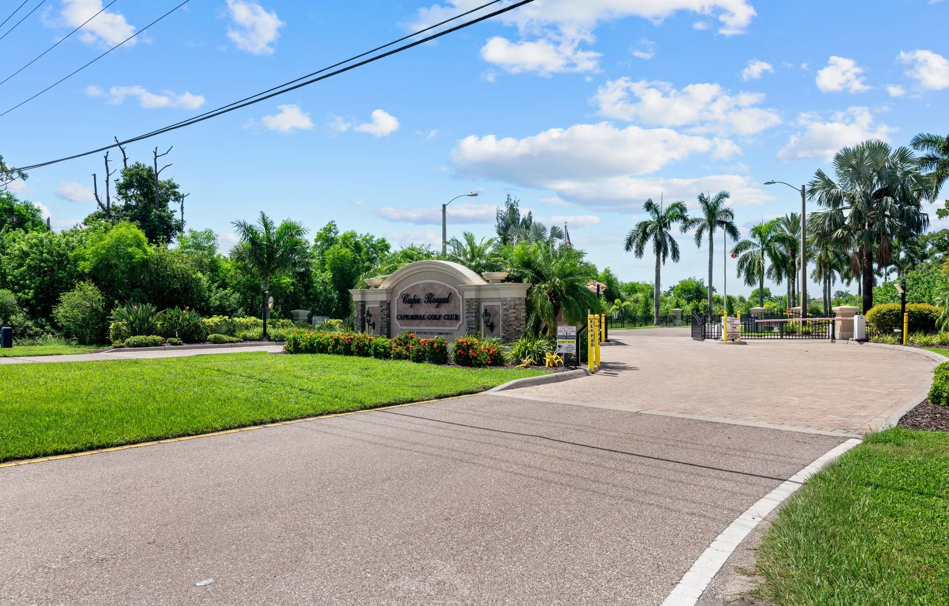 Überdachter Outdoor-Bereich mit Salzwasserpool, Spa und Seeblick.