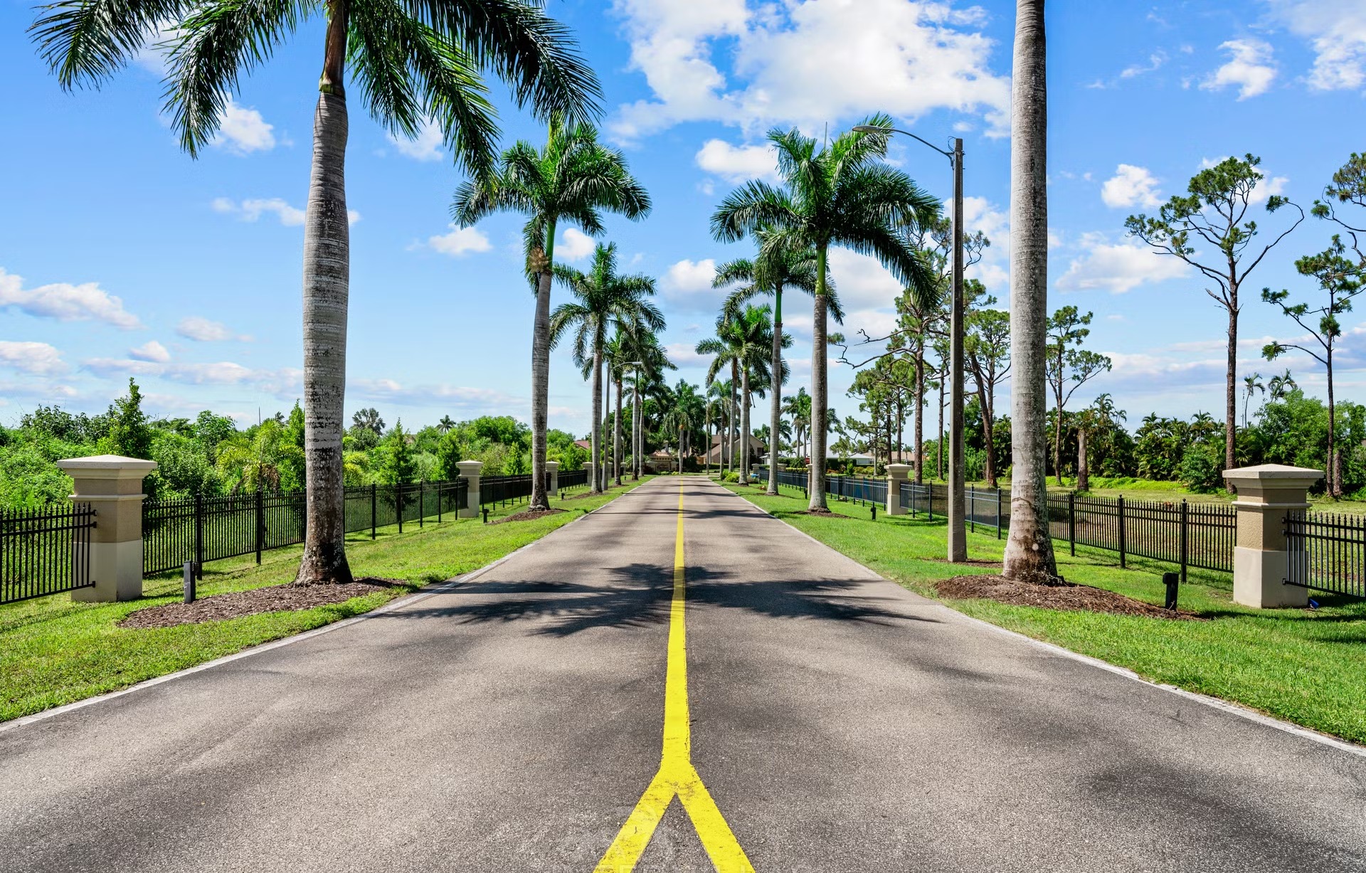 Überdachter Outdoor-Bereich mit Sitzgruppe und Blick auf den See.