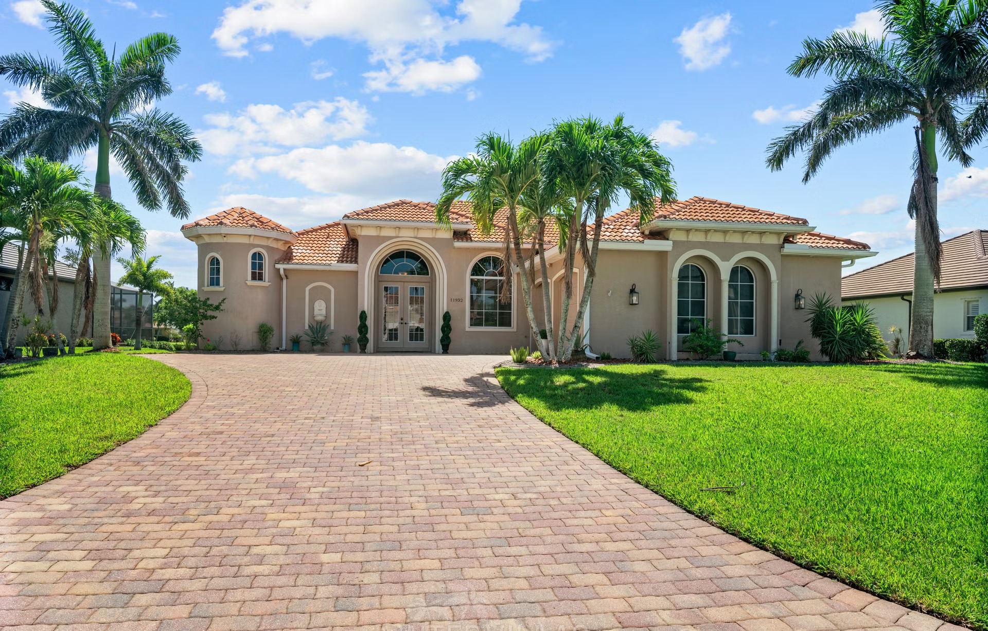 Überdachter Außenbereich mit Sitzgruppe und Blick auf den See
