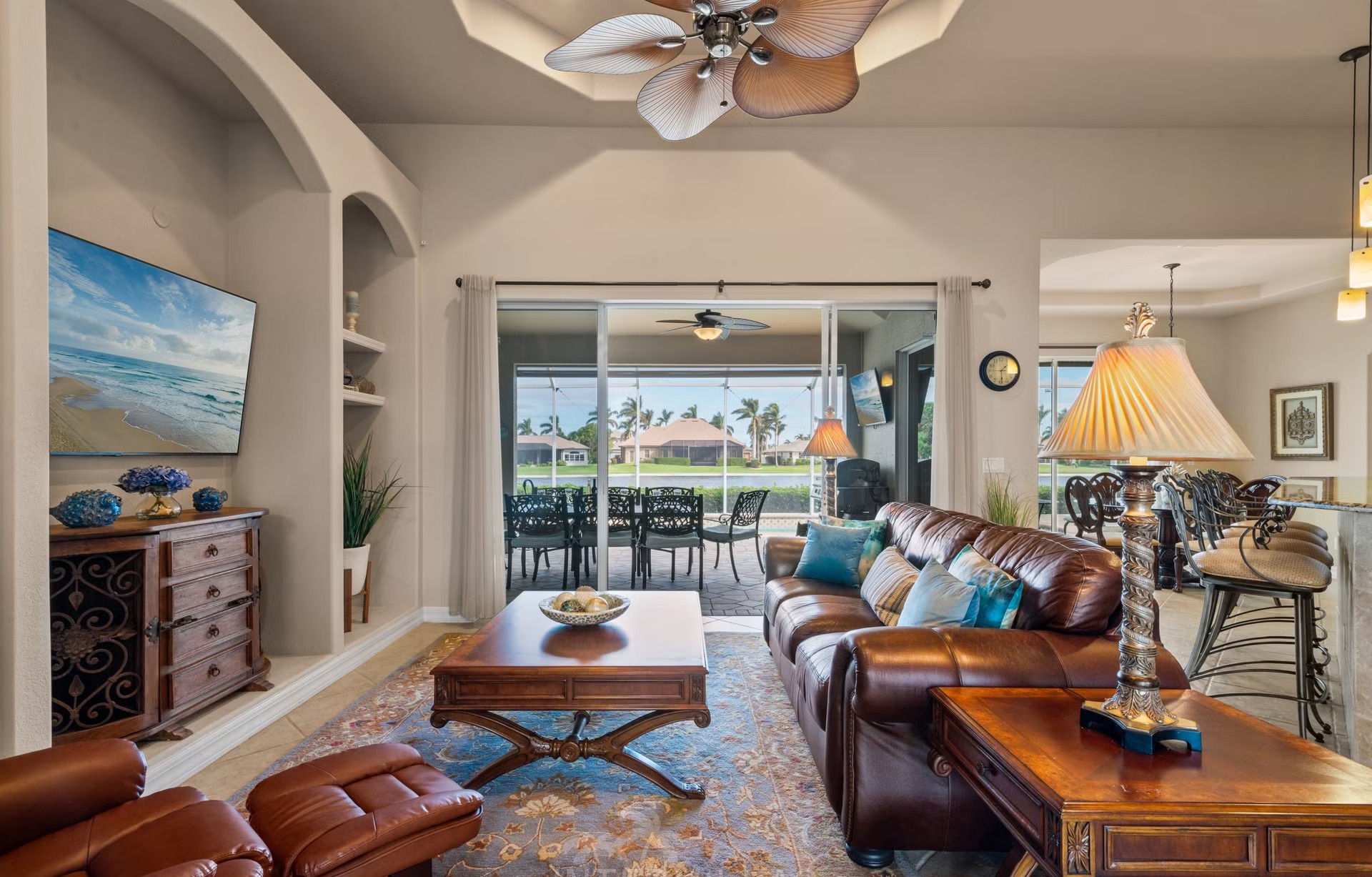 Überdachter Outdoor-Bereich mit Salzwasserpool, Spa und Seeblick.