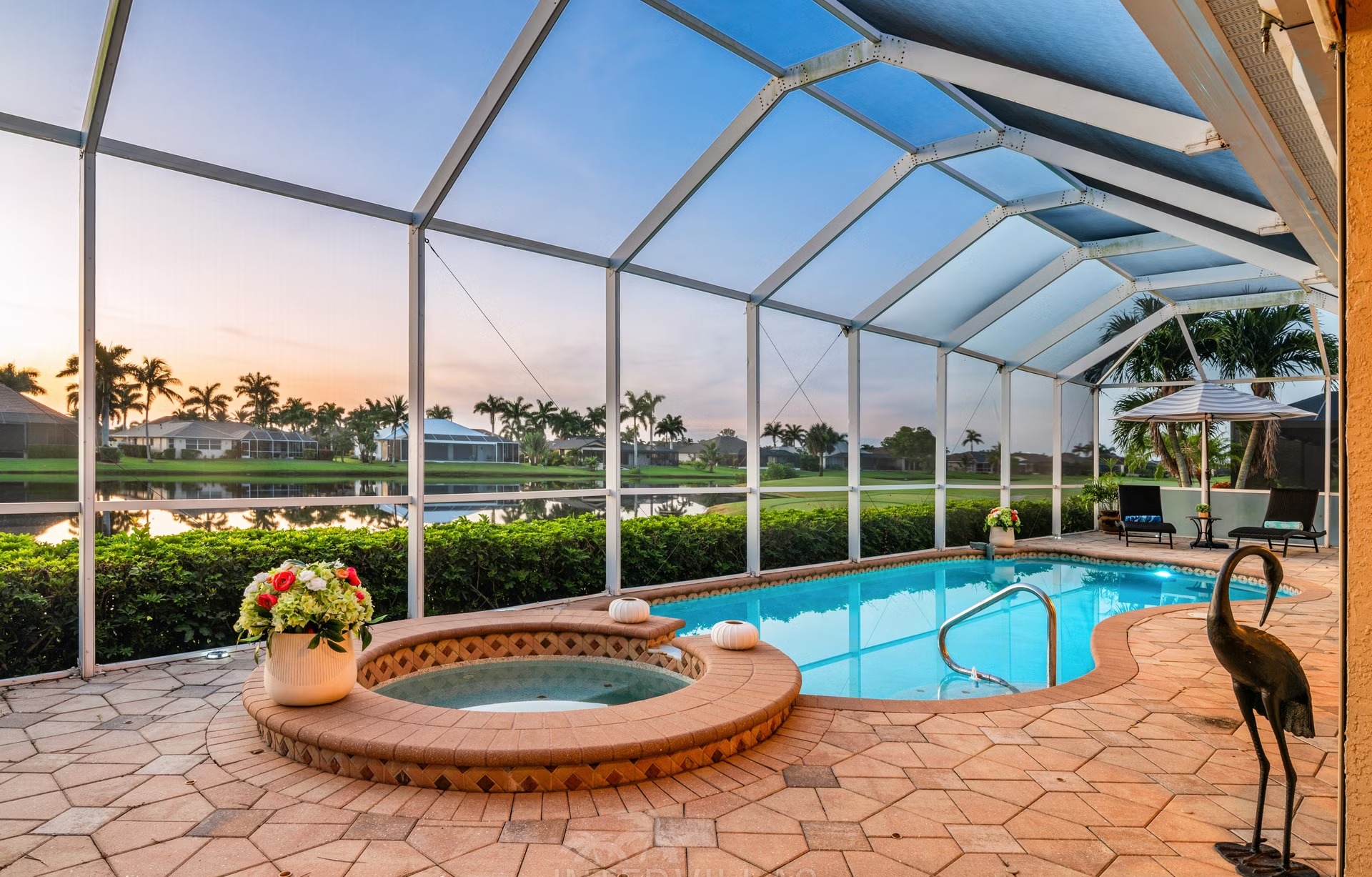 Überdachter Außenbereich mit Sitzgruppe und Blick auf den See.