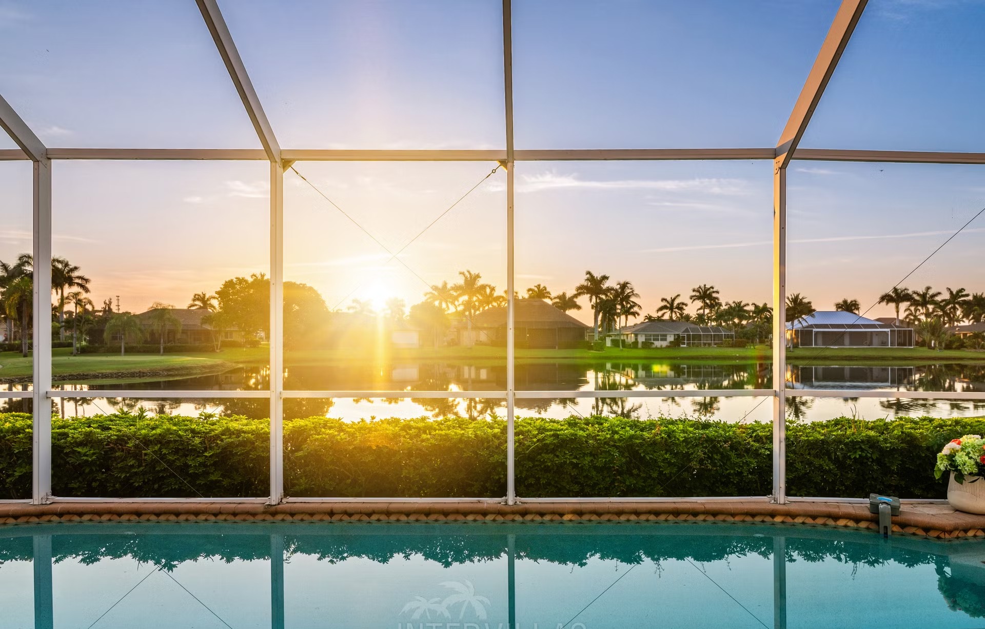 Überdachter Outdoor-Bereich mit Salzwasserpool, Spa und Seeblick.