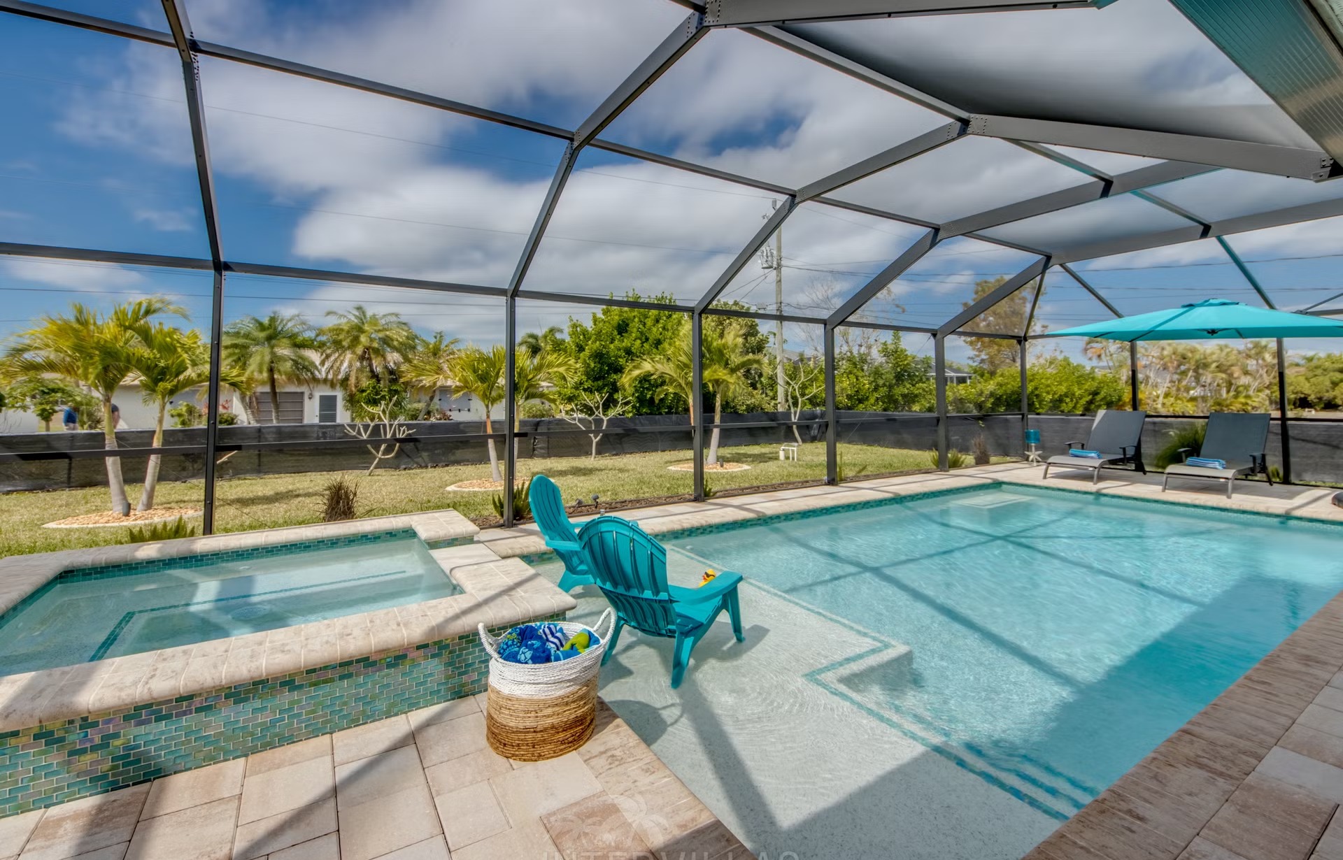Beheizter Pool mit Spa, Outdoor-TV und Grillbereich im Garten.