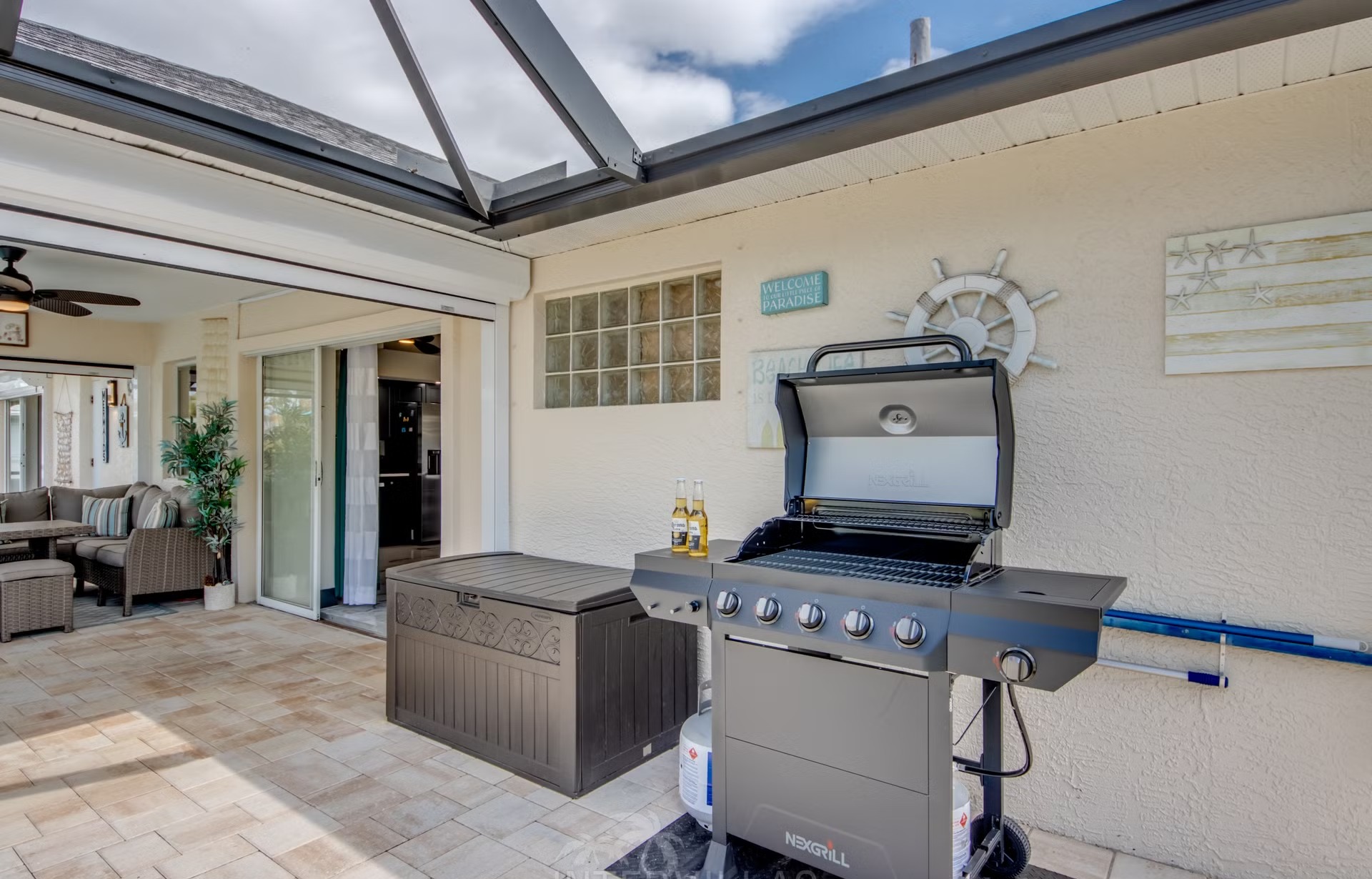 Beheizter Pool mit integriertem Spa, Outdoor-TV und Grillbereich.