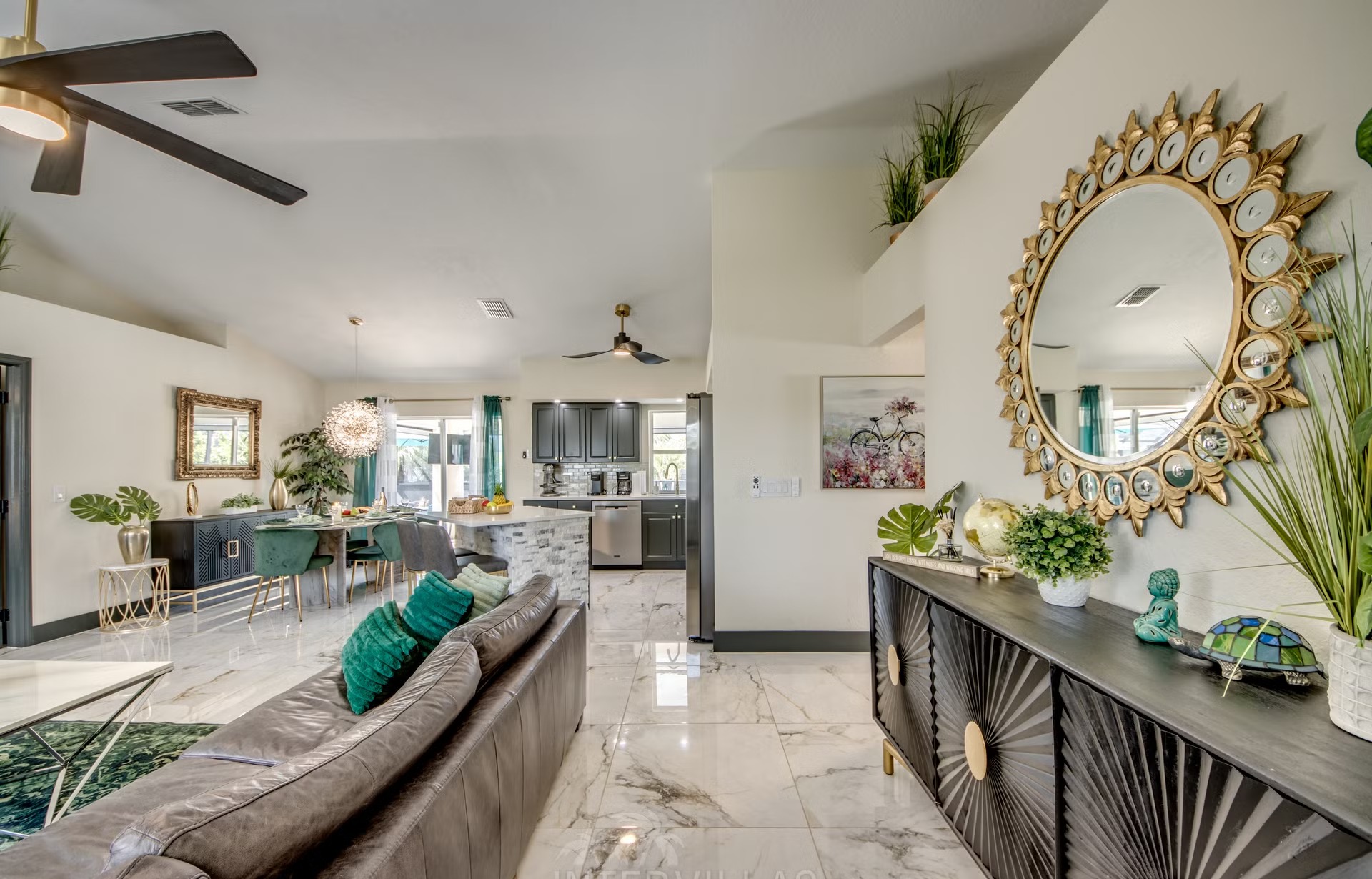 Beheizter Pool mit Spa-Bereich, Outdoor-TV und Grillterrasse.