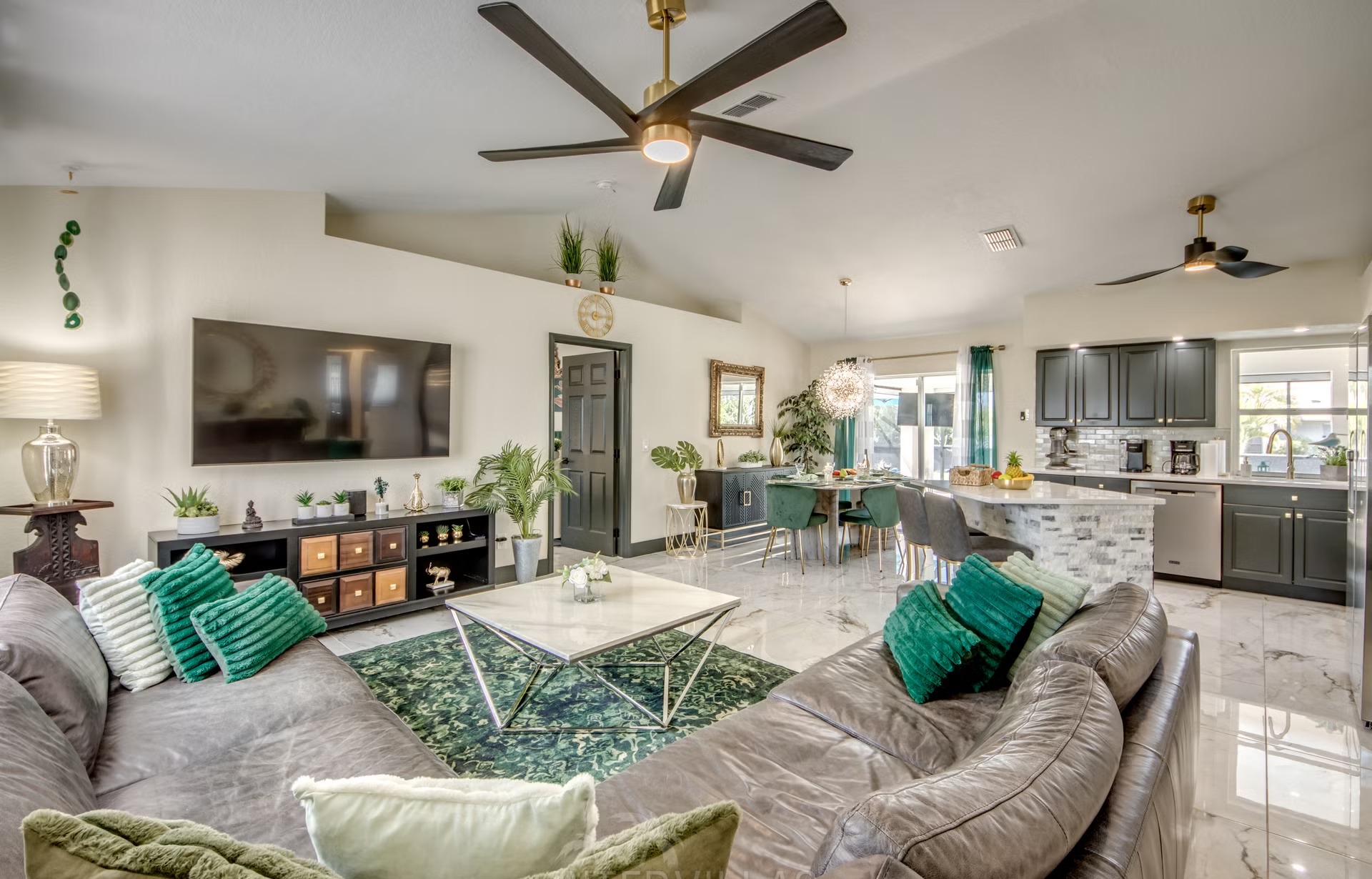 Beheizter Pool mit Spa, Outdoor-TV und Grillbereich.