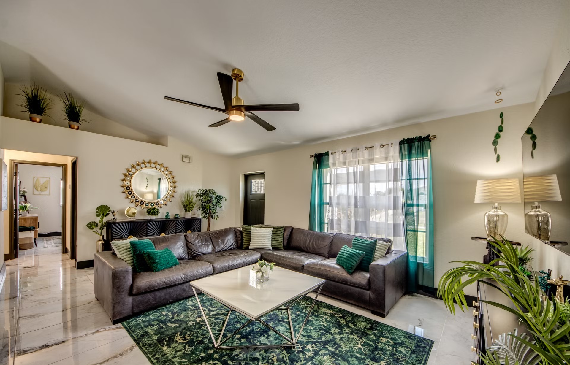 Beheizter Pool mit Spa und Liegen im Außenbereich.