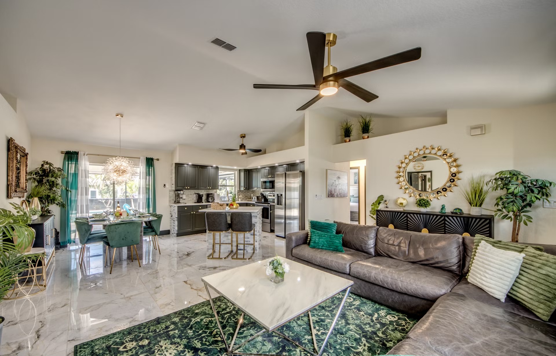 Beheizter Pool mit integriertem Spa im Außenbereich.