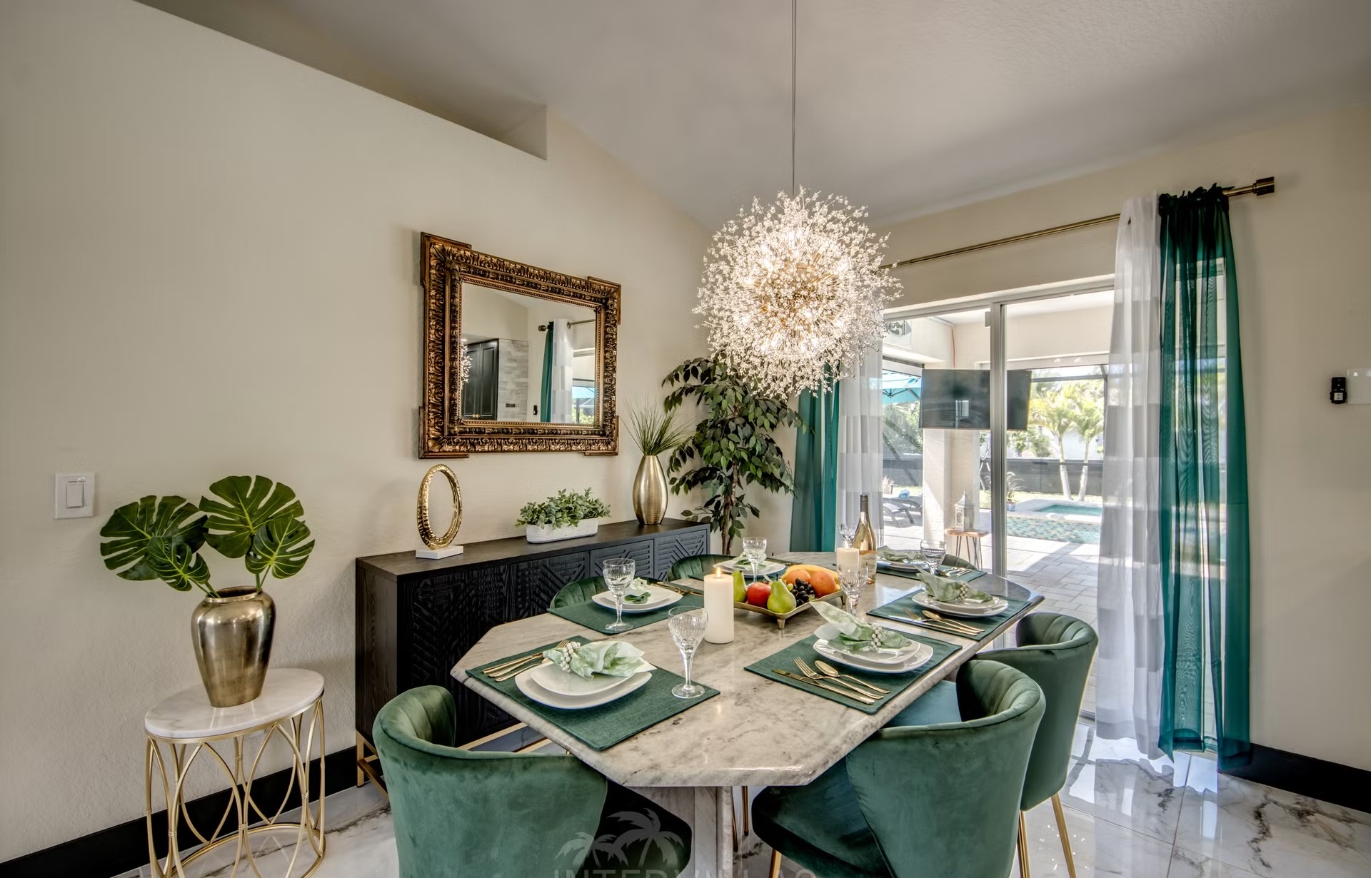 Beheizter Pool mit Spa, Outdoor-TV und Grillbereich.