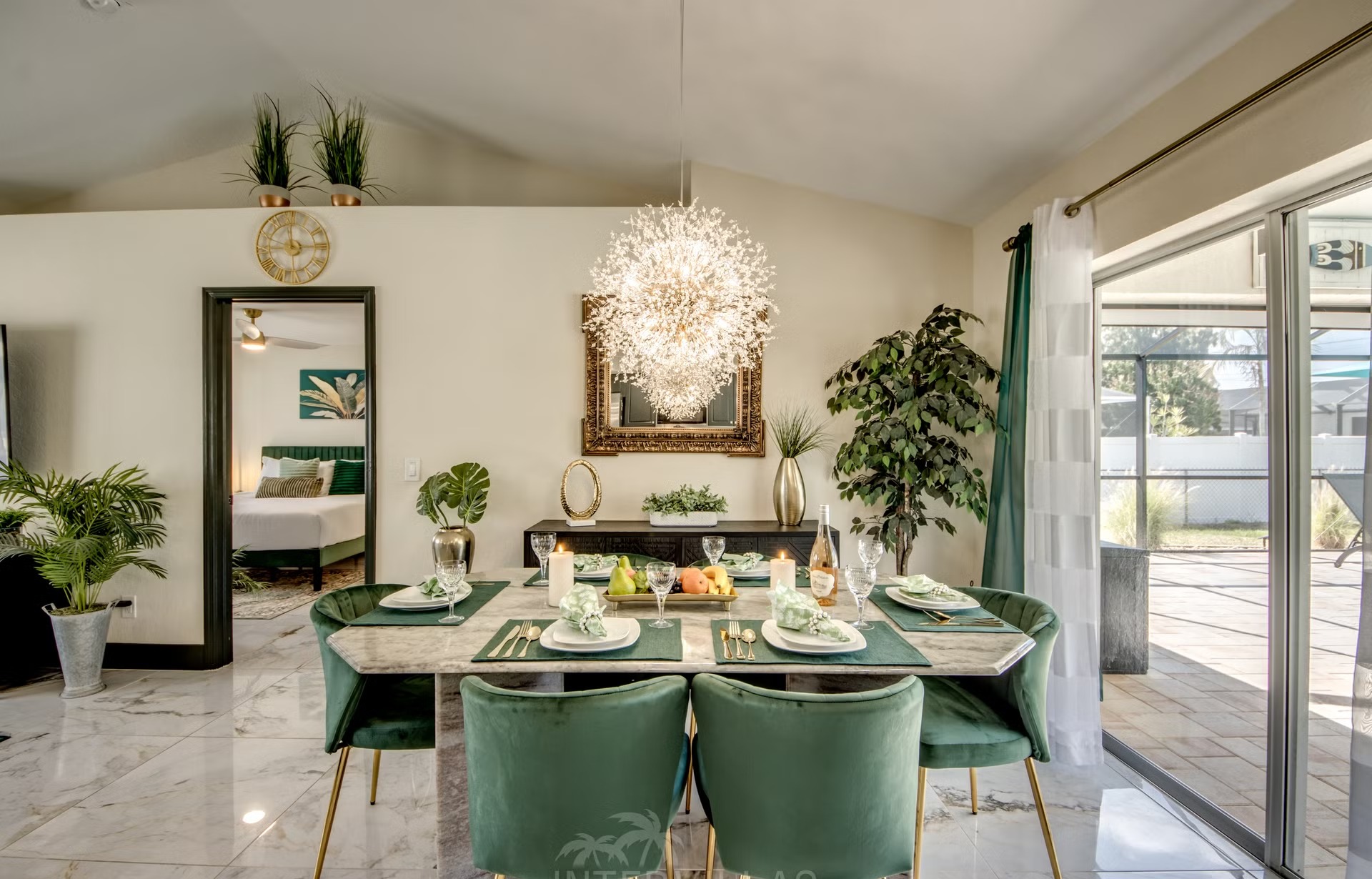 Beheizter Pool mit Spa, Outdoor-TV und Grillbereich im Garten.