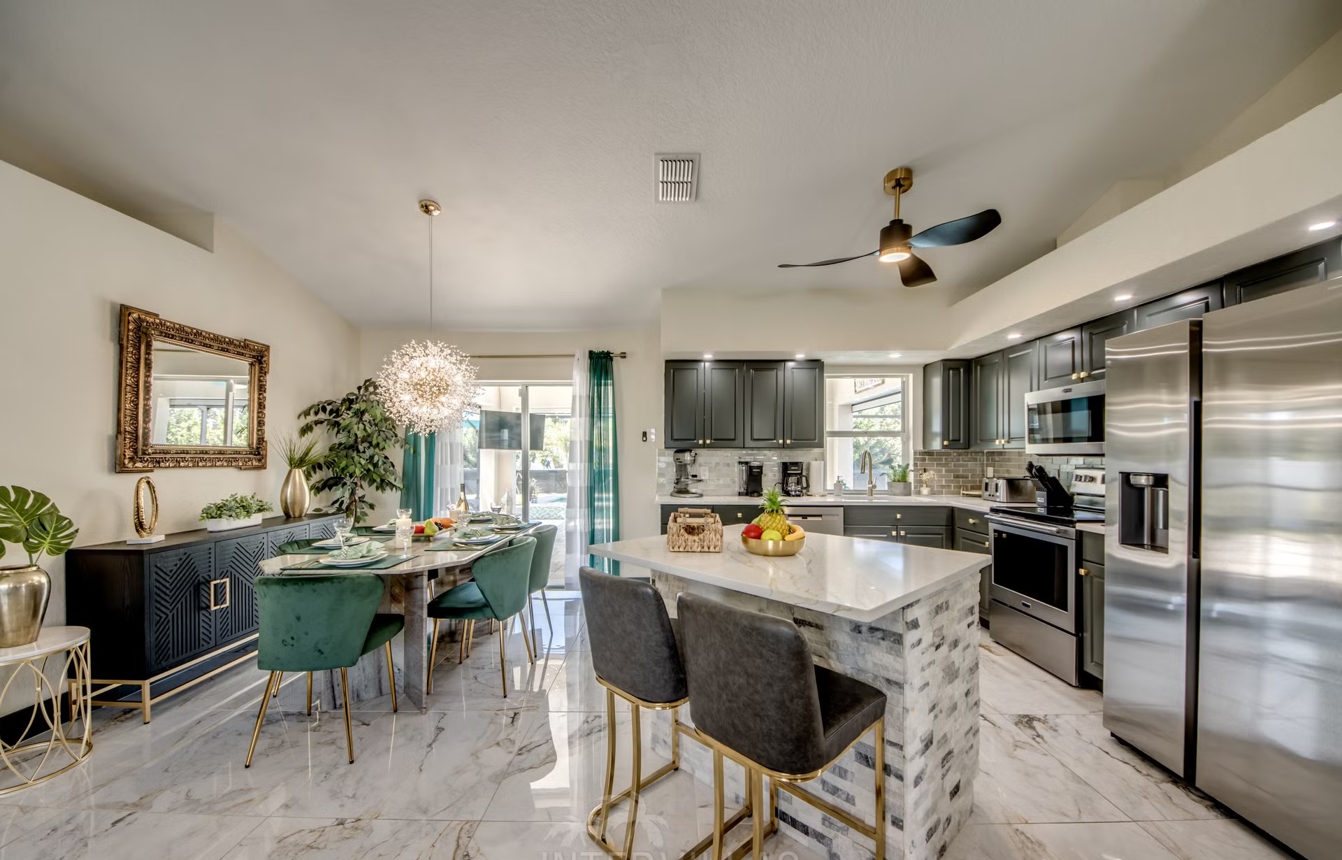 Beheizter Pool mit integriertem Spa und Liegen im Außenbereich.