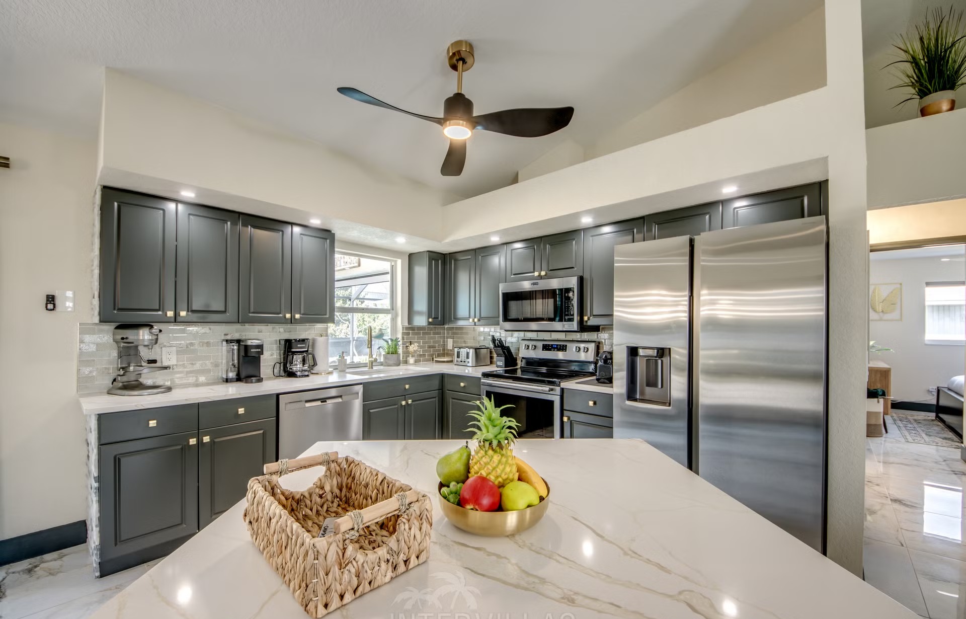 Beheizter Pool mit Spa, Outdoor-TV und Grillbereich im Außenbereich.