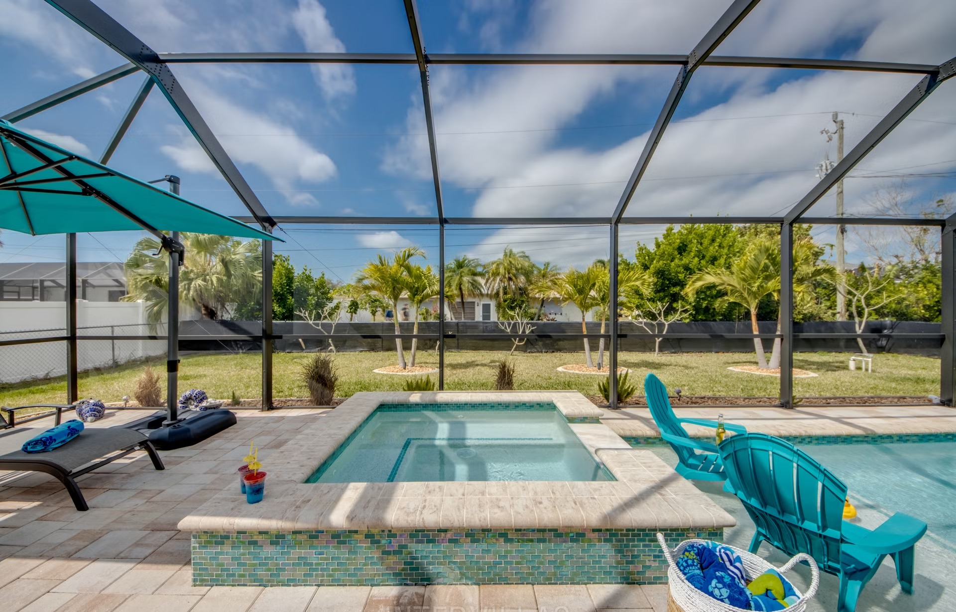 Beheizter Pool mit Spa, Outdoor-TV und Grillbereich im Außenbereich.