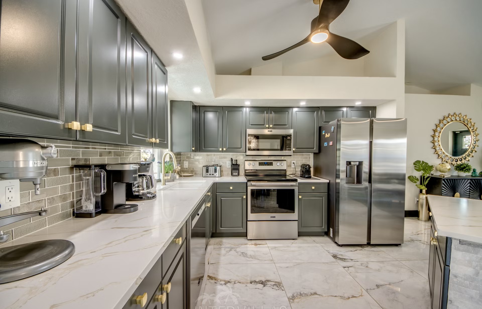 Beheizter Pool mit Spa, Outdoor-TV und Grillbereich im Außenbereich der Villa.