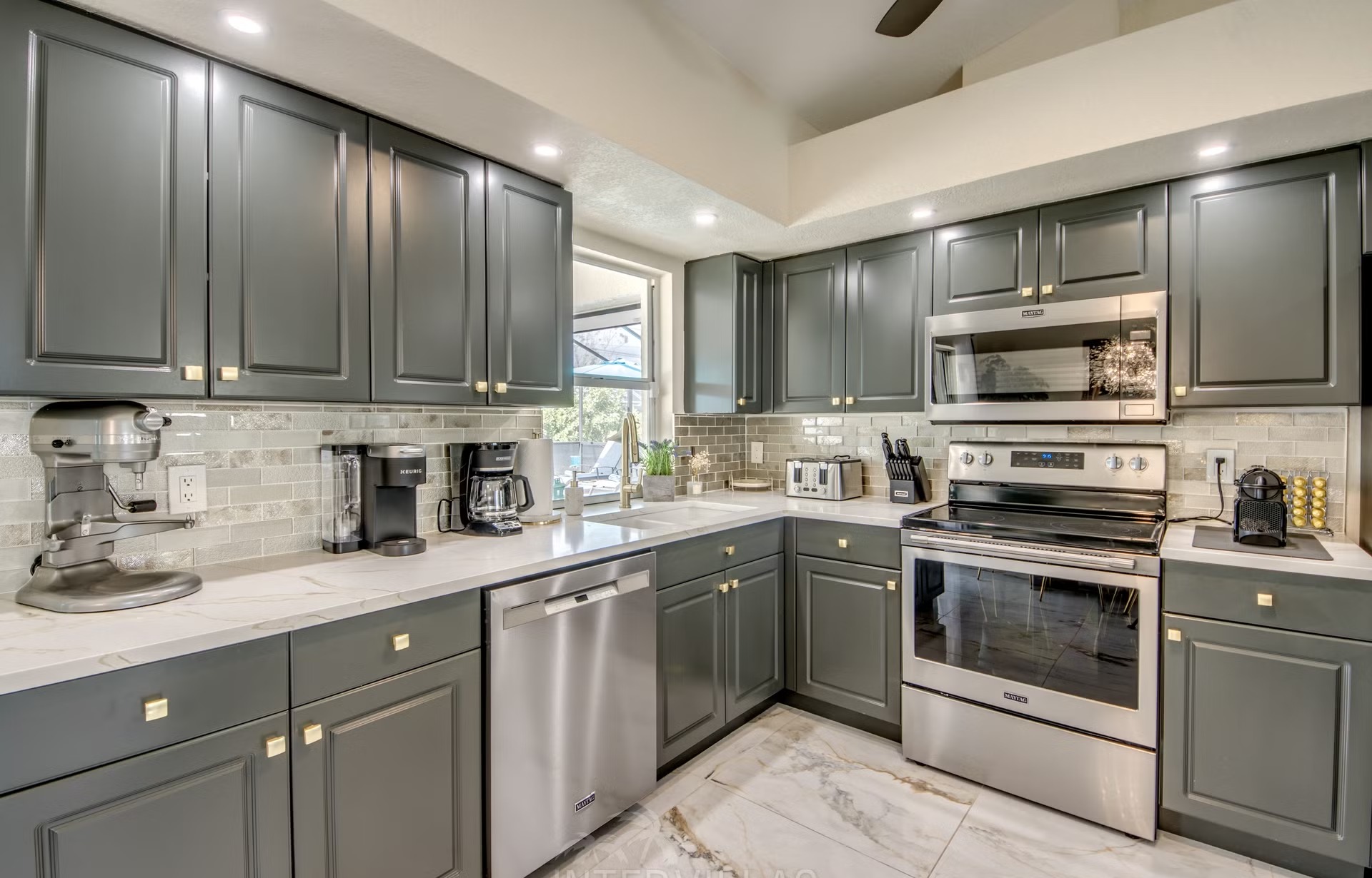 Beheizter Pool mit Spa und Sitzbereich im Außenbereich.